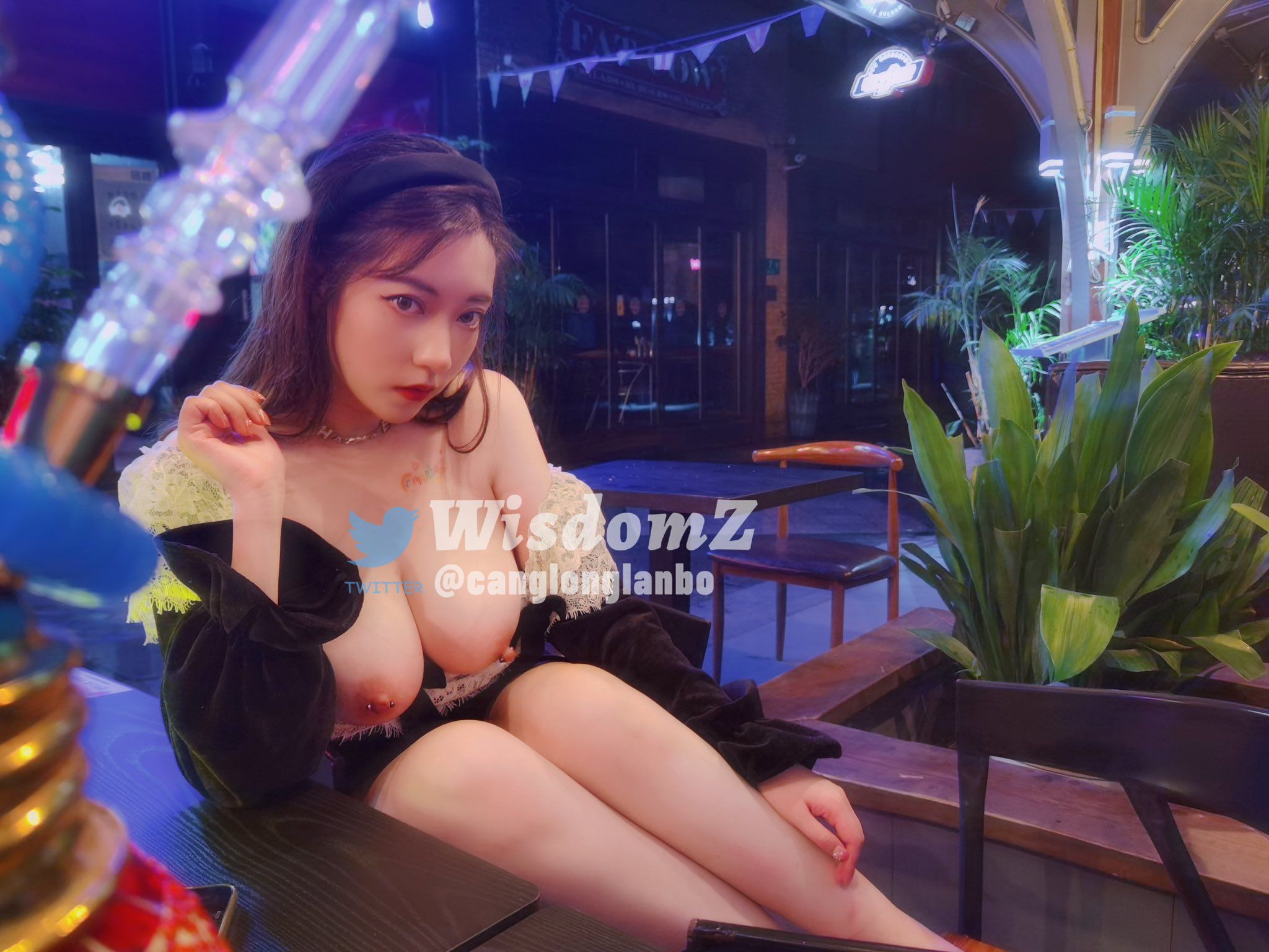 酒月： 极品巨乳 人前露出私拍