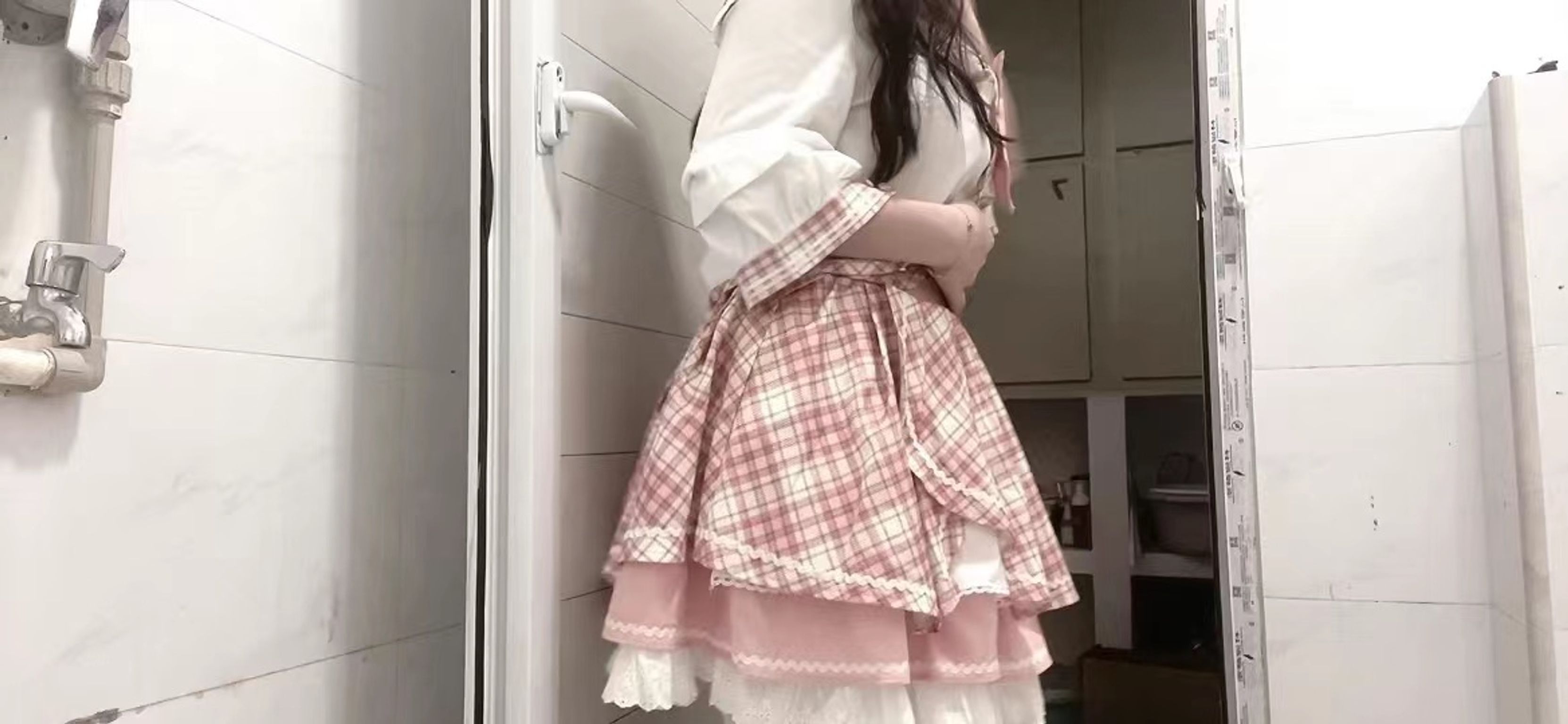 小坦克型女大学： 户外露出 漂亮学生妹私下极度反差 性瘾小母狗