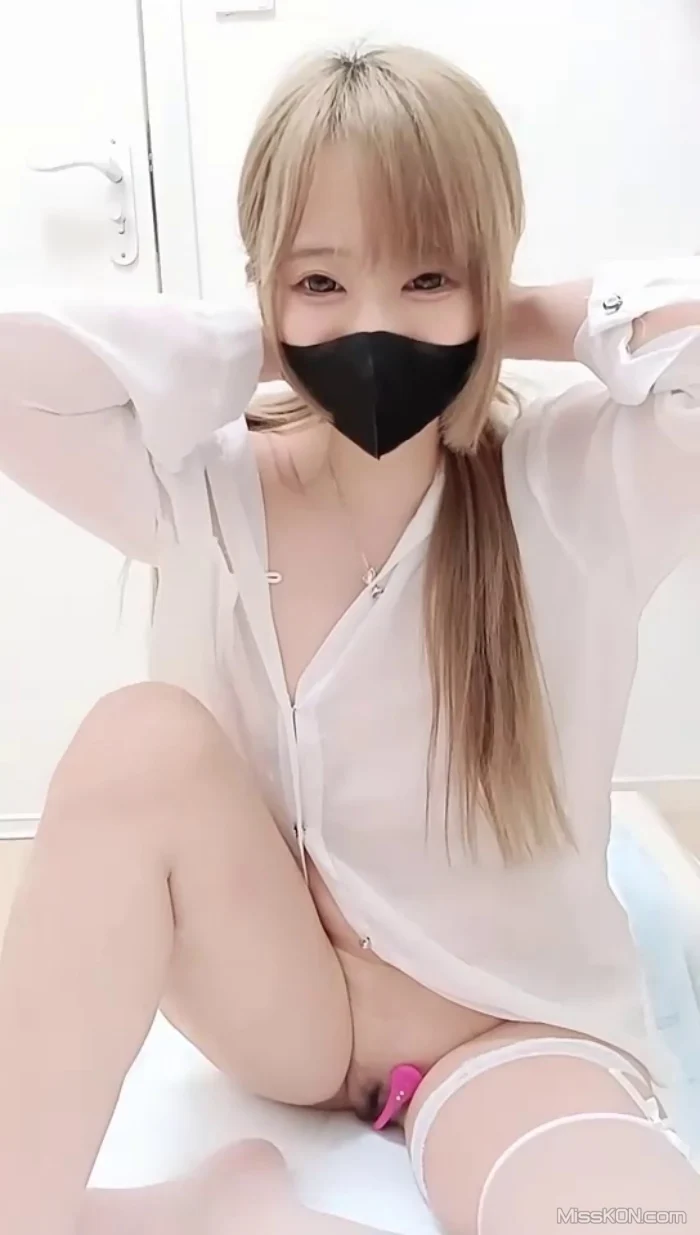 兔宝哟： 童颜美乳 丝袜美腿