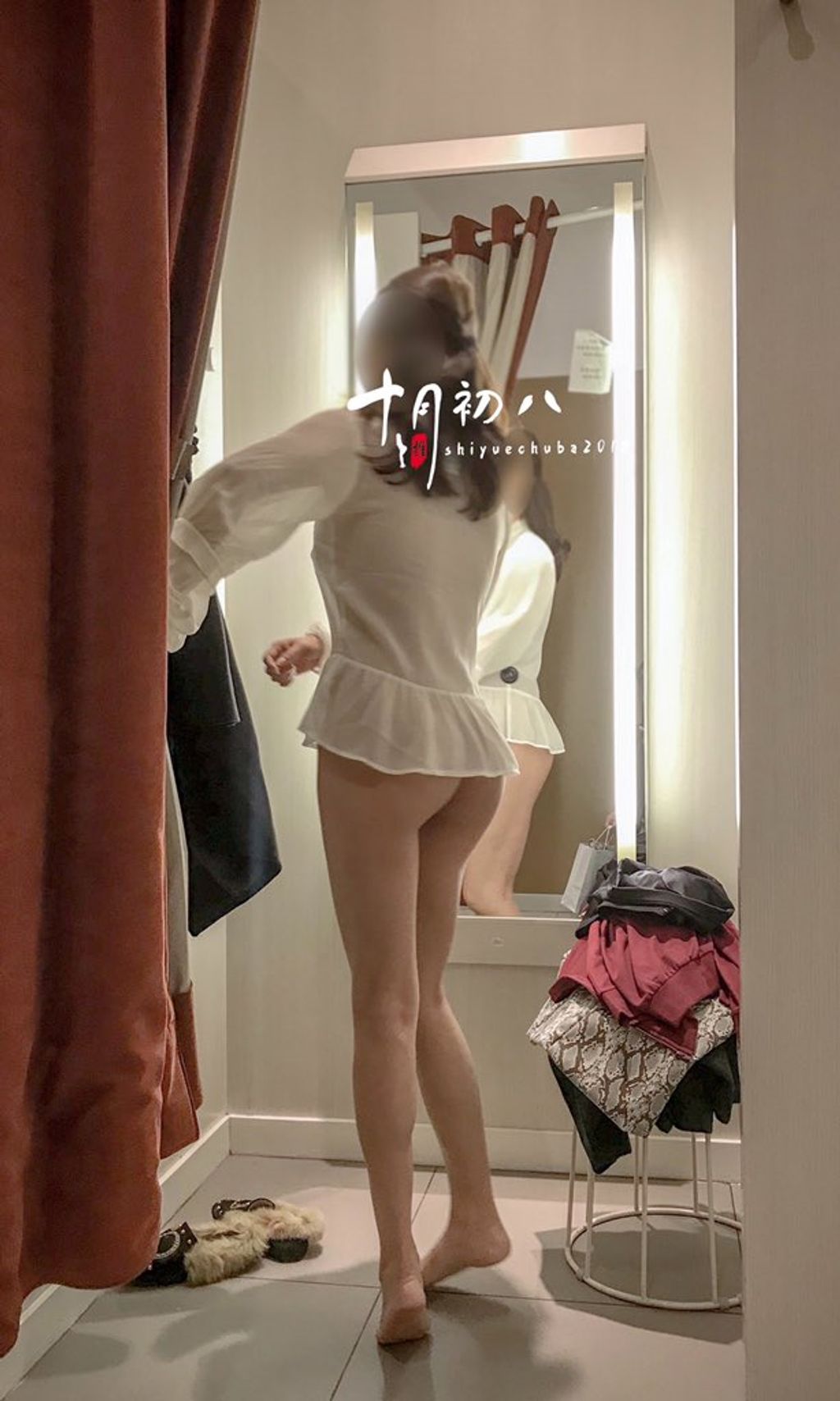 十月初八： 人前露出私拍合集