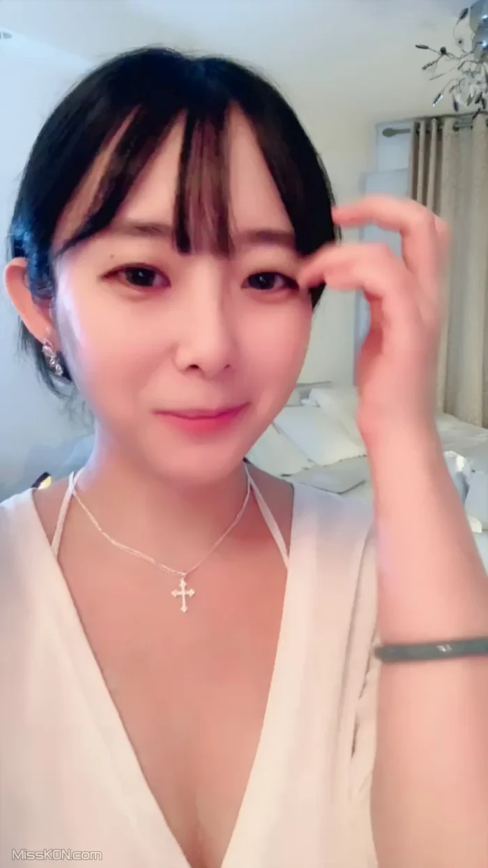小灵儿： 丰满水嫩女神来袭 超大巨乳裸舞