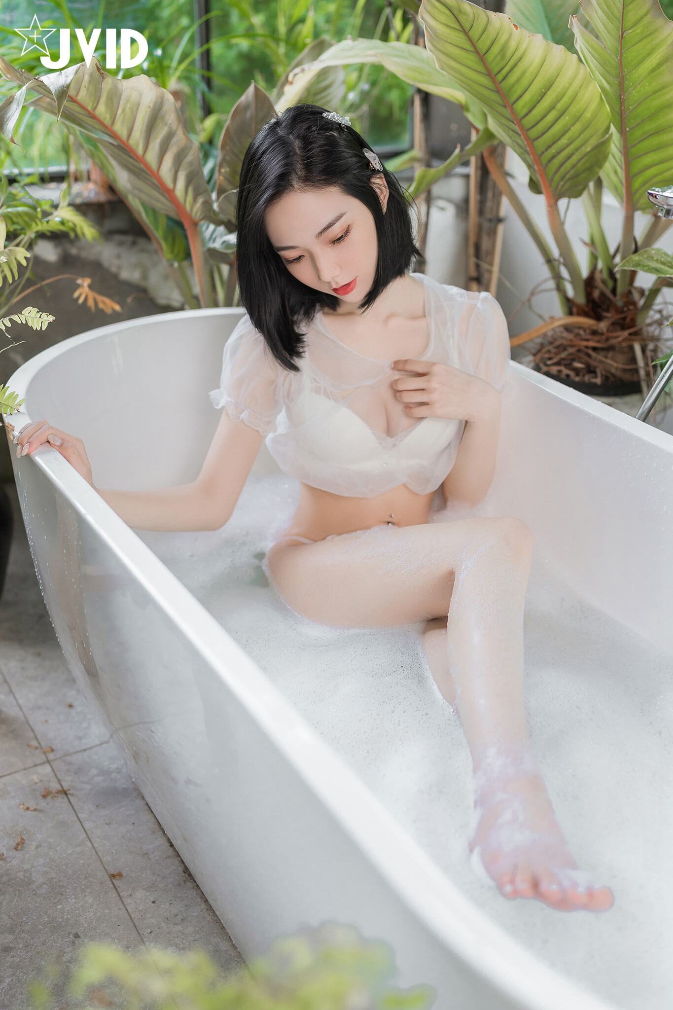 [JVID] 啾啾 – 誤闖莊園窺探心儀女神～啾啾 🛀 ～入浴反被誘惑勾引