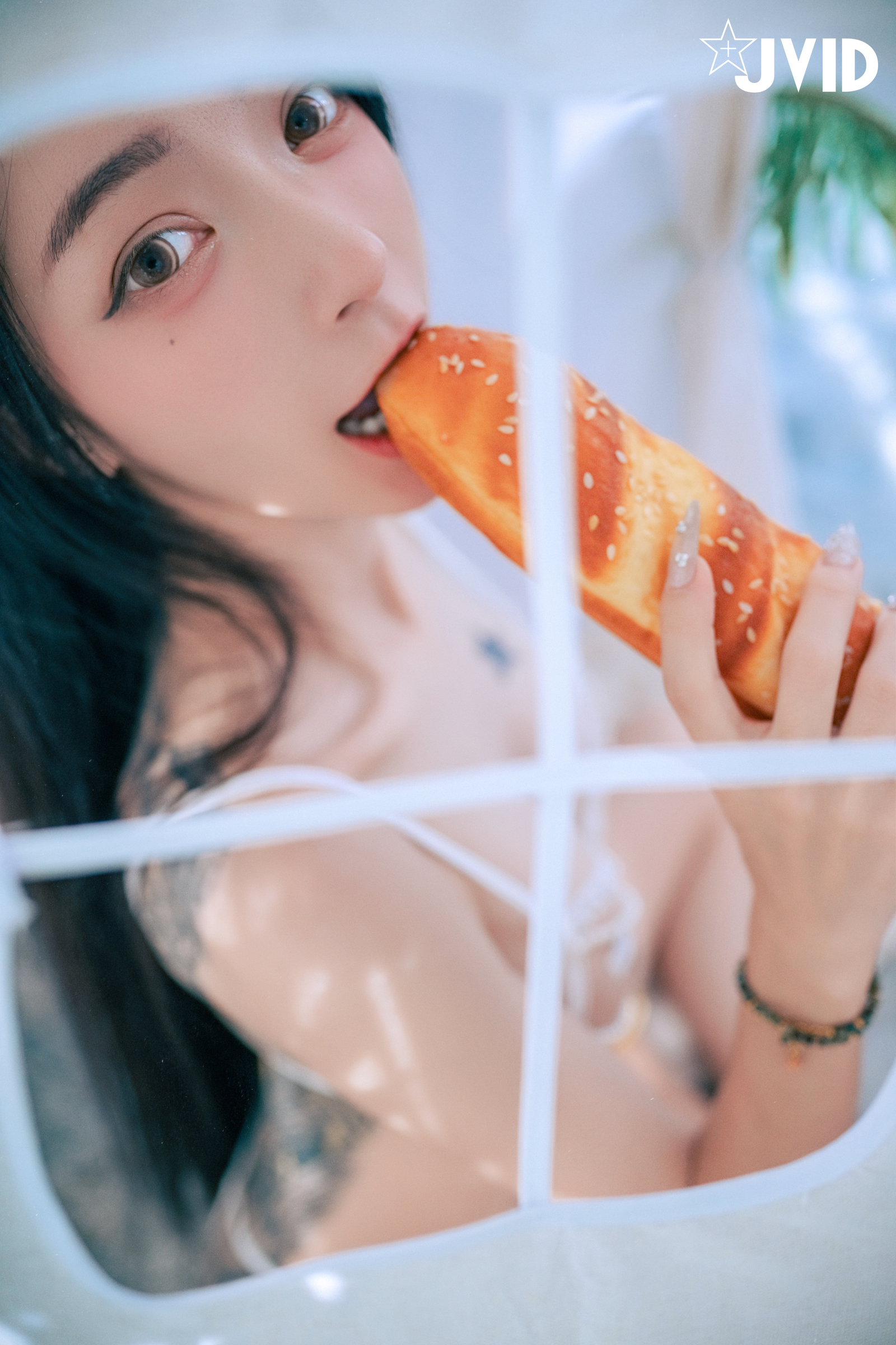 [JVID] 飄飄哥 – 【最狂尺度生日特輯／極細丁無膚膠】色色の裸體生日趴－飄飄慶生被脫光光塗抹奶油超細線丁無膚膠擠出誘人駱駝蹄屁股翹高背後位視角超色慾超誘人裸體奶油慶生影片熱映中