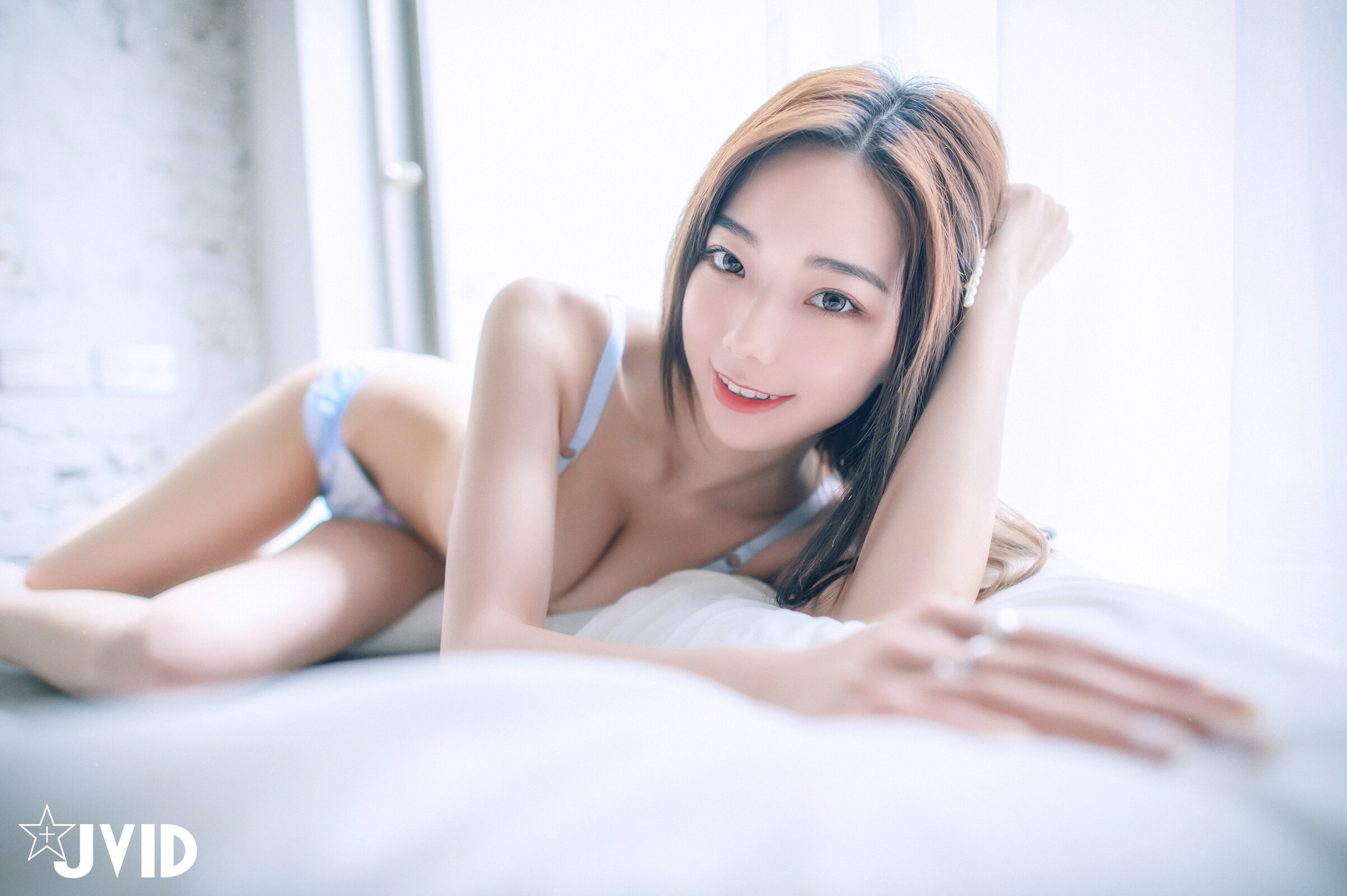 [JVID] 啾啾 – 清純小女孩啾啾如今秀色可餐，小褲褲下的形狀好誘人