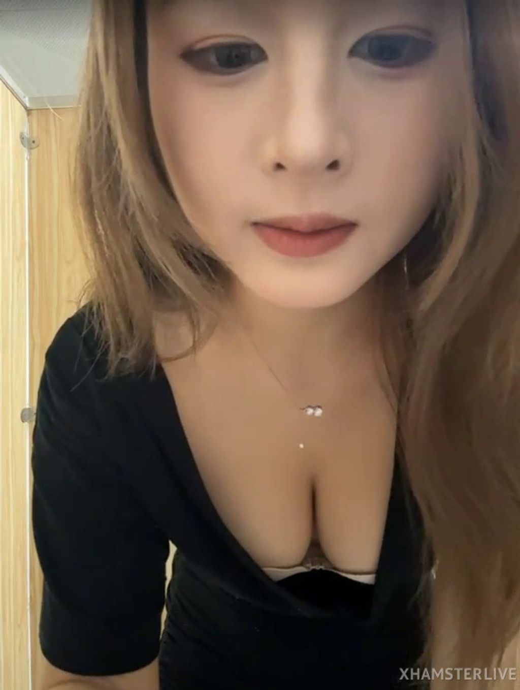 yuki： 21岁少女户外跳蛋裸露 车里自慰超刺激