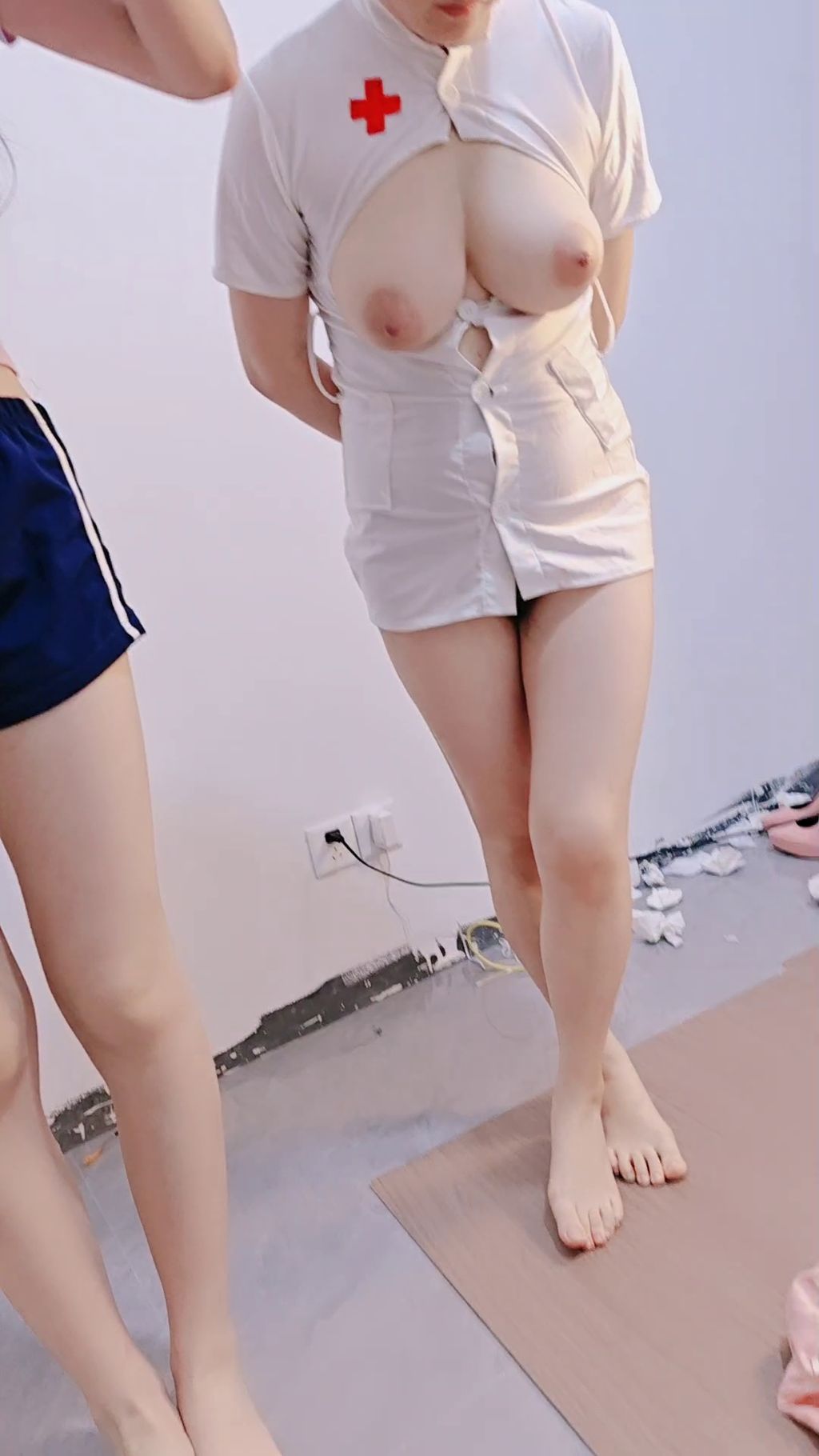 三个极品小姨子： 半糖女主播 白嫩巨乳来袭 三位天然美乳小姐姐的性福生活 #02