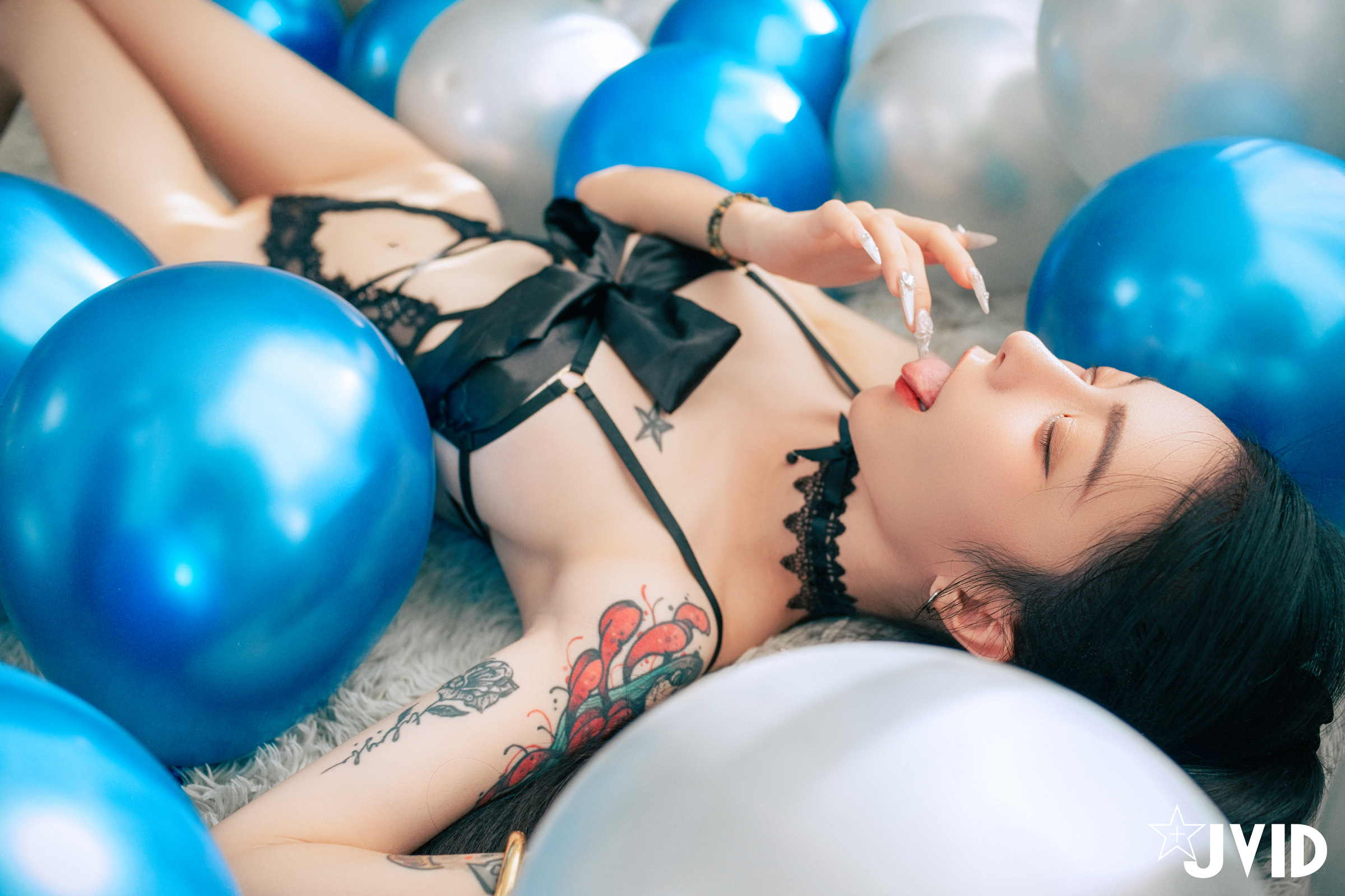 [JVID] 飄飄哥 – 【最狂尺度生日特輯／極細丁無膚膠】色色の裸體生日趴－飄飄慶生被脫光光塗抹奶油超細線丁無膚膠擠出誘人駱駝蹄屁股翹高背後位視角超色慾超誘人裸體奶油慶生影片熱映中
