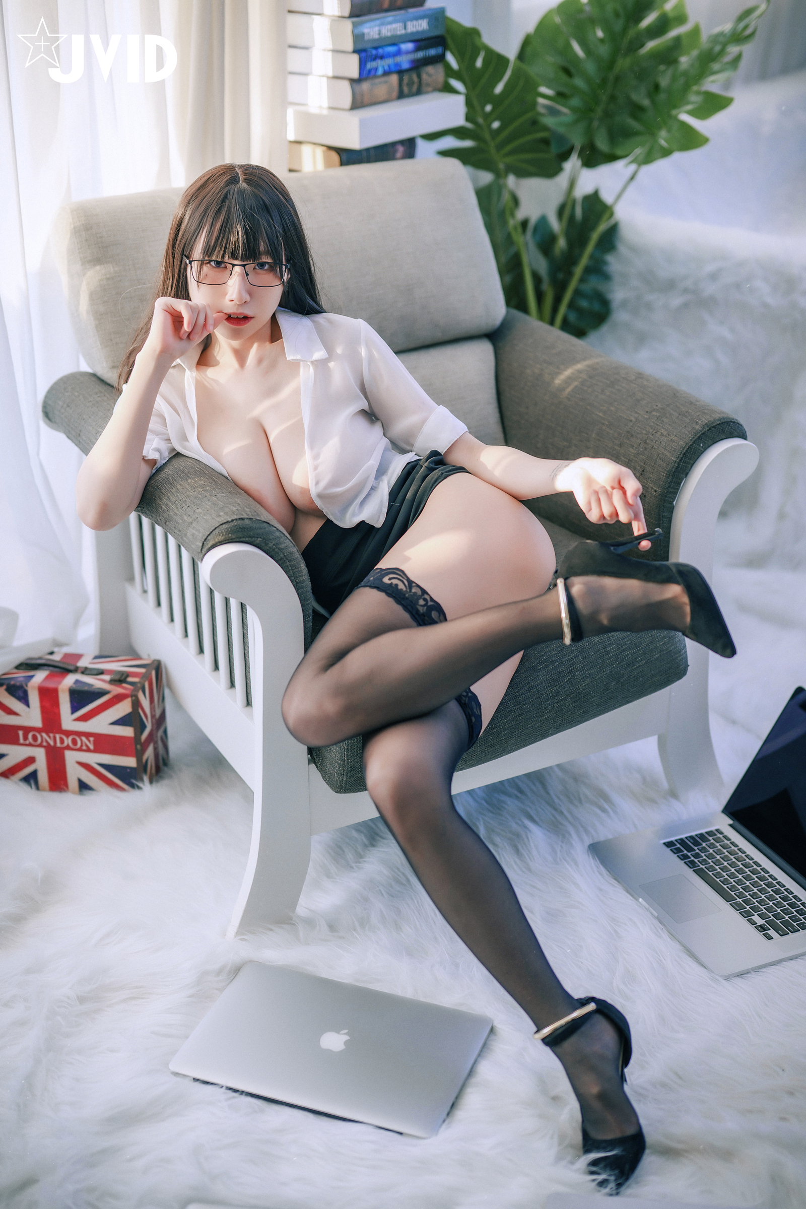 [JVID] 黎菲儿 – 超完美巨乳-色色的女同事加班时の脱衣诱惑