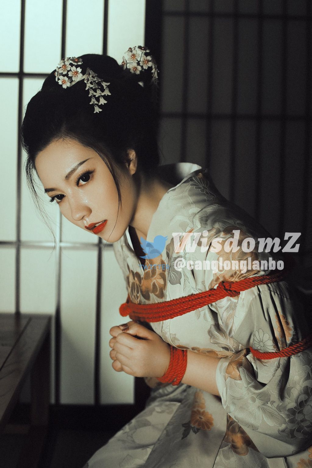 酒月： 极品巨乳 人前露出私拍