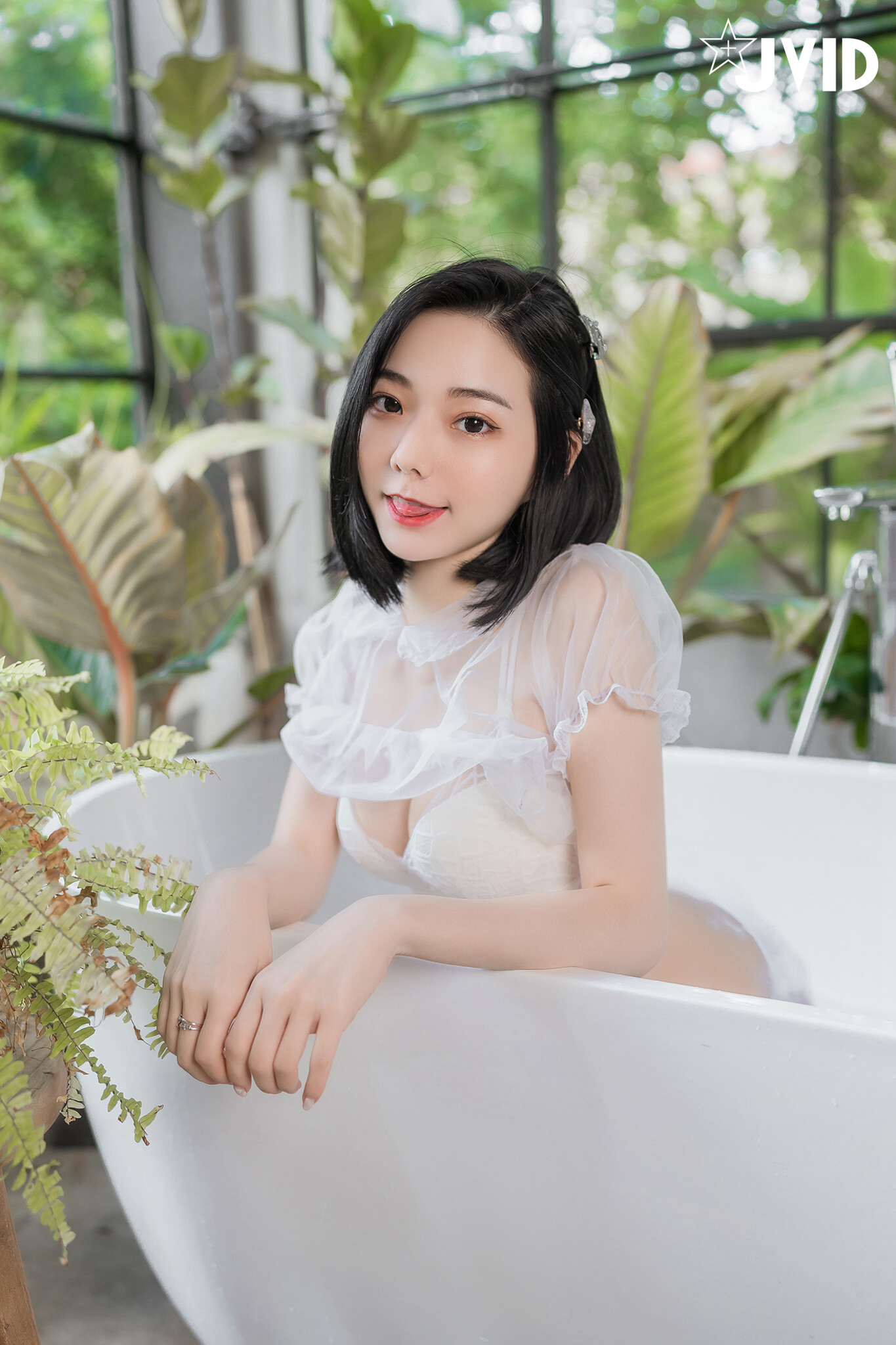 [JVID] 啾啾 – 誤闖莊園窺探心儀女神～啾啾 🛀 ～入浴反被誘惑勾引
