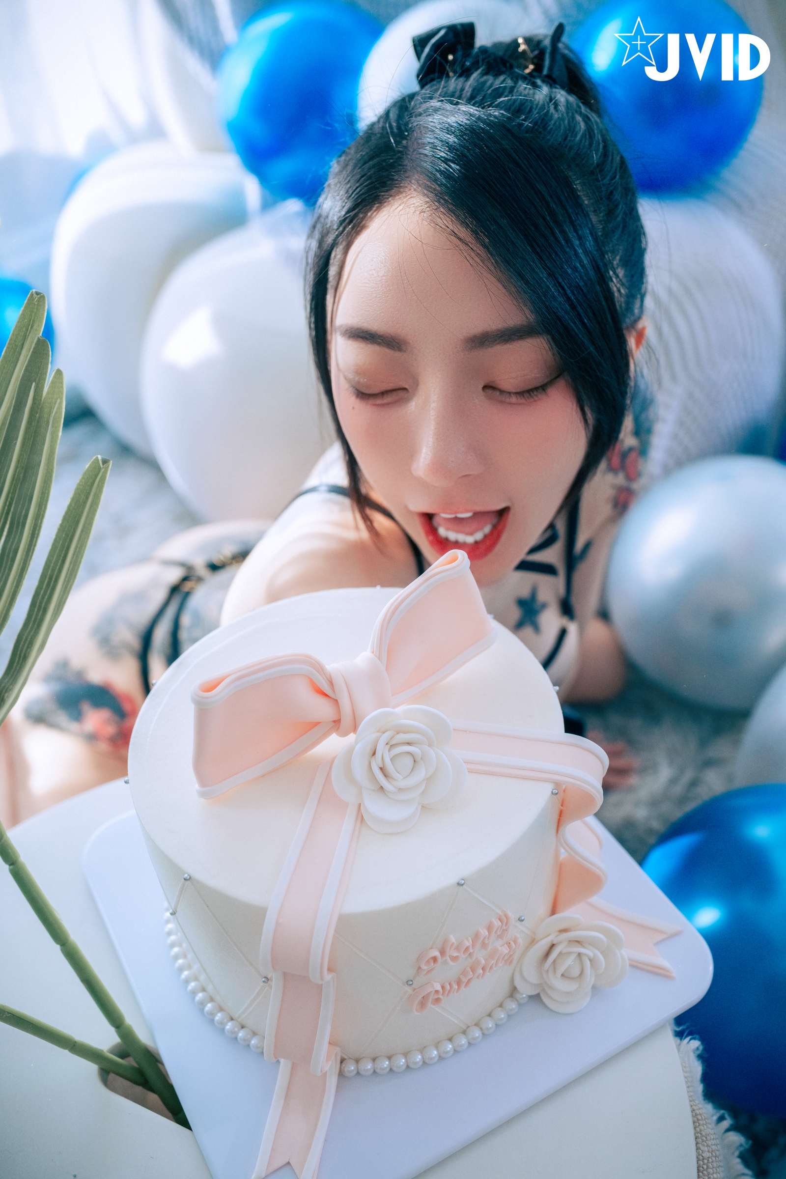 [JVID] 飄飄哥 – 【最狂尺度生日特輯／極細丁無膚膠】色色の裸體生日趴－飄飄慶生被脫光光塗抹奶油超細線丁無膚膠擠出誘人駱駝蹄屁股翹高背後位視角超色慾超誘人裸體奶油慶生影片熱映中