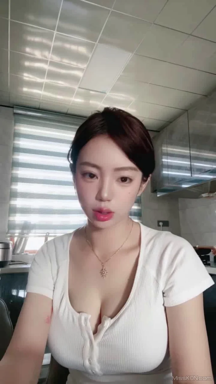 美美子Ya： 多彩随缘播外围 上下真空诱惑 道具喷水秀 #01