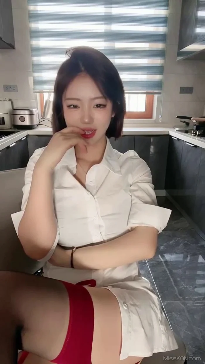 美美子Ya： 多彩随缘播外围 上下真空诱惑 道具喷水秀 #01