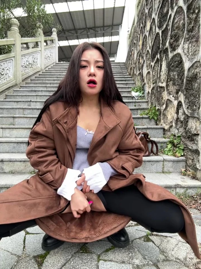 AsiaGoodLuck： 户外达人丝袜 公园 室内公共场所露出 长裙下塞跳蛋 #03