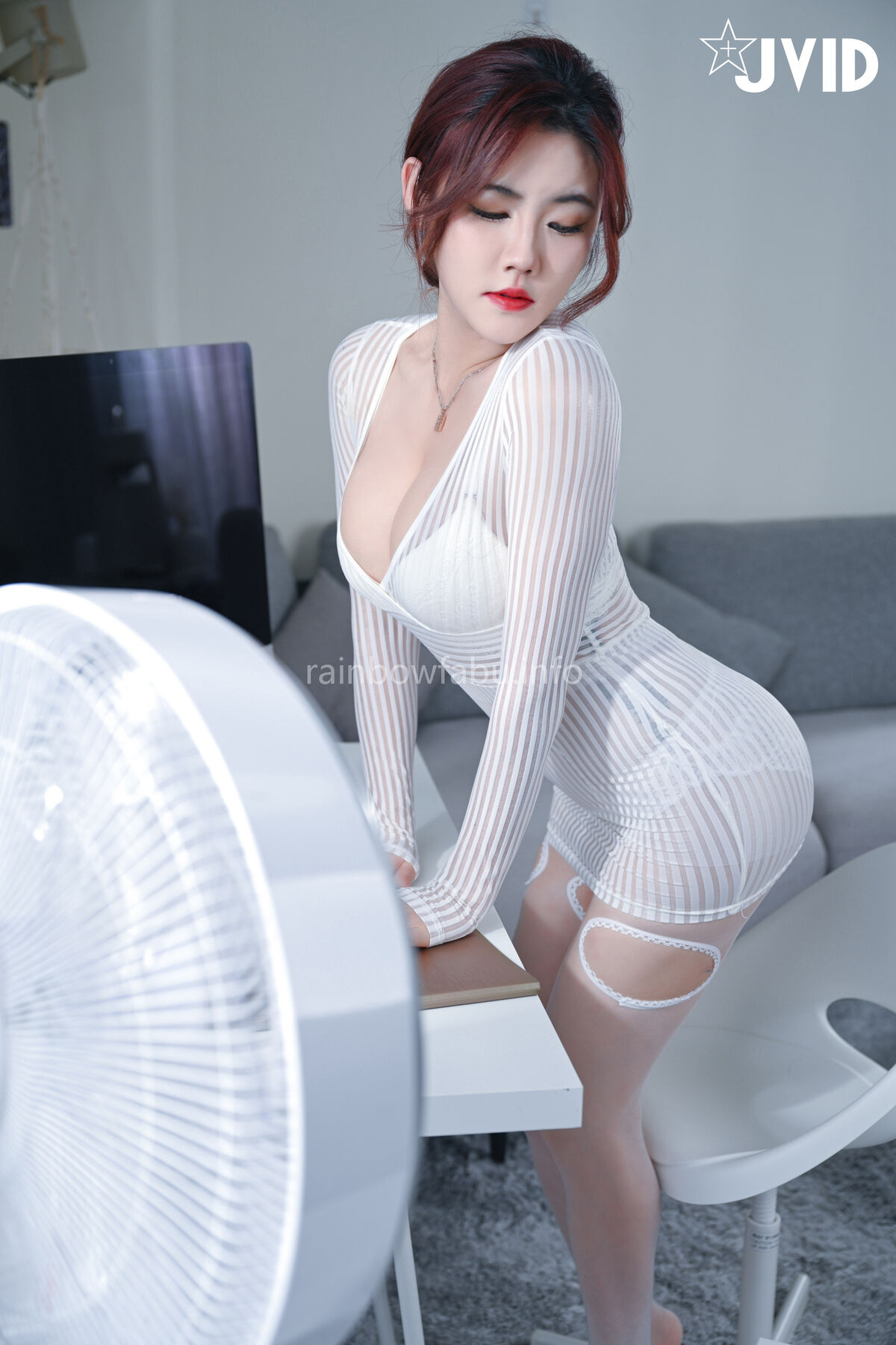 Fei Jue Na 費爵娜 - 上班時胸部掉出來的女同事費爵娜我止住鼻血好心向前提醒 Part01