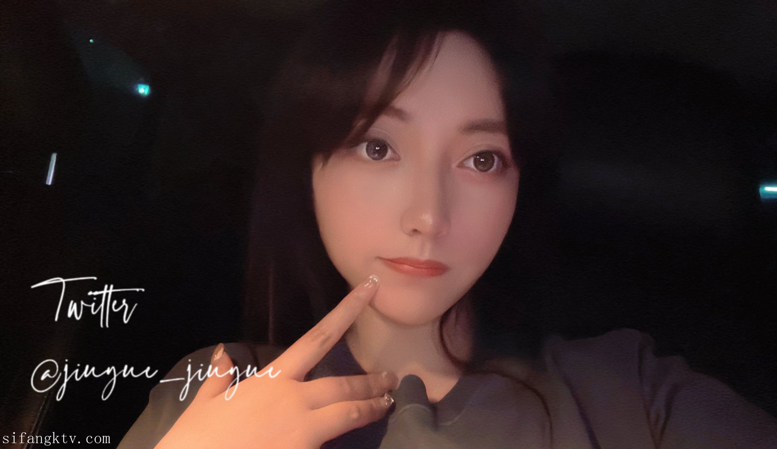 酒月： 极品巨乳 人前露出私拍