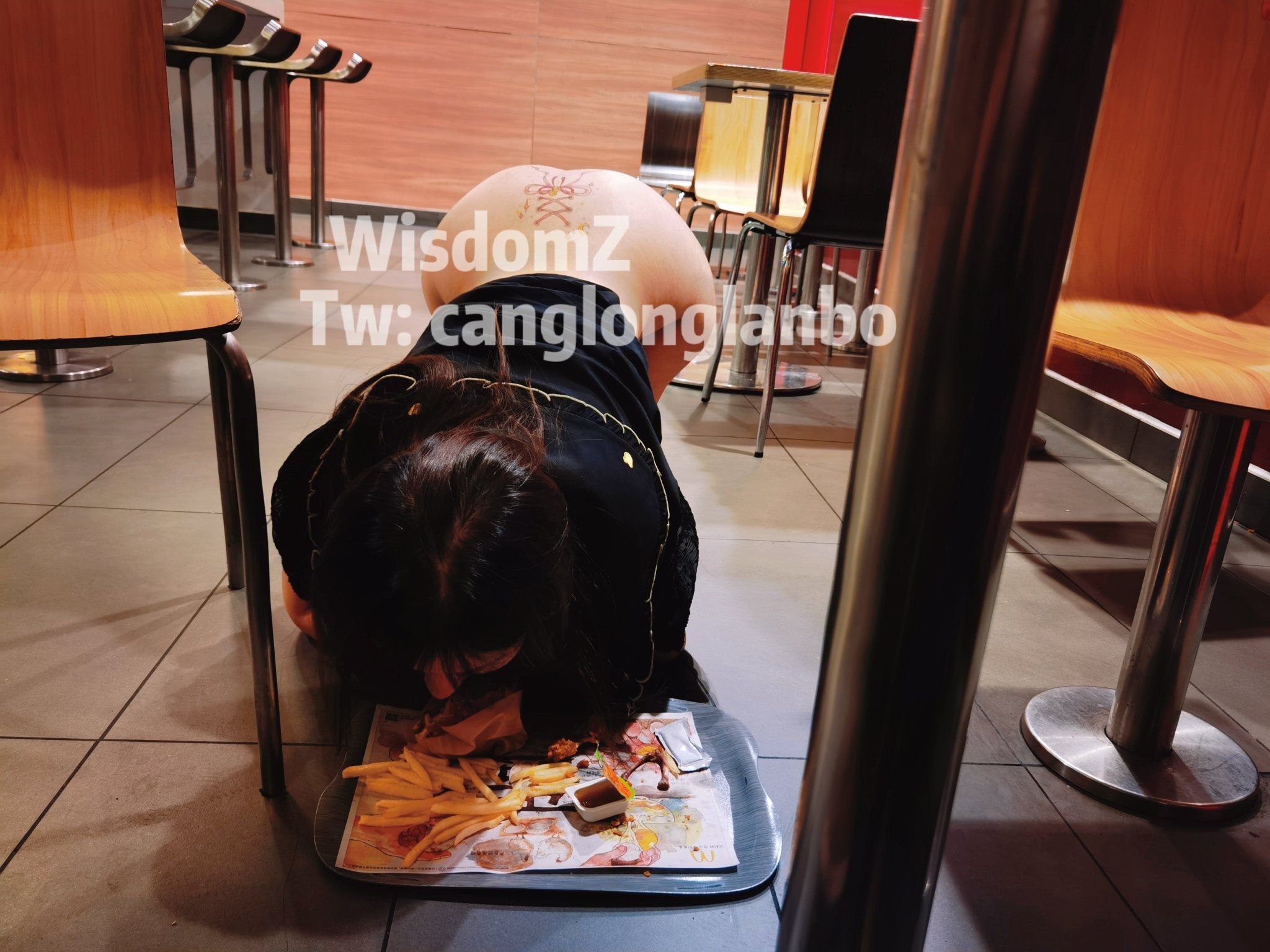 酒月： 极品巨乳 人前露出私拍