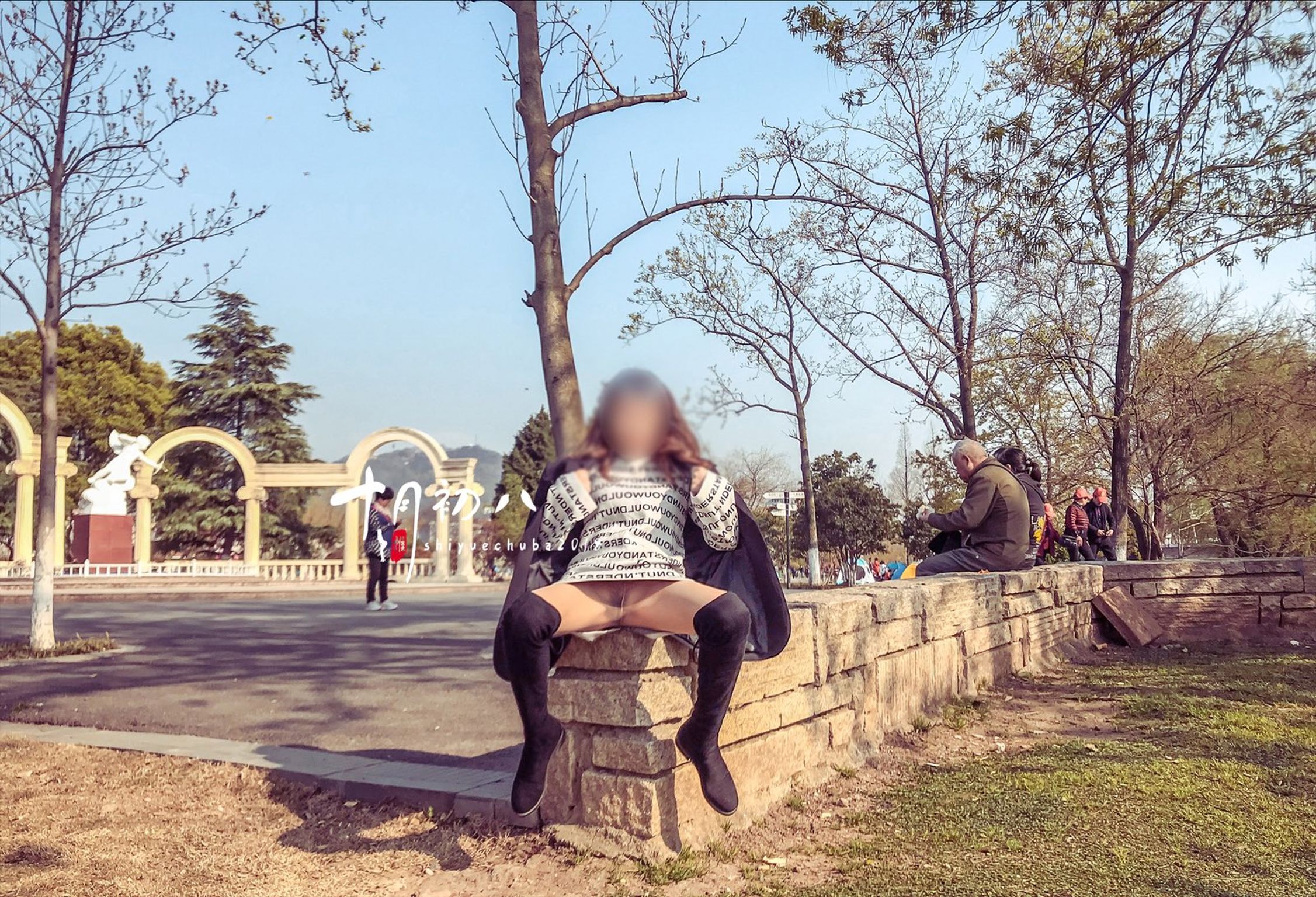 十月初八： 人前露出私拍合集