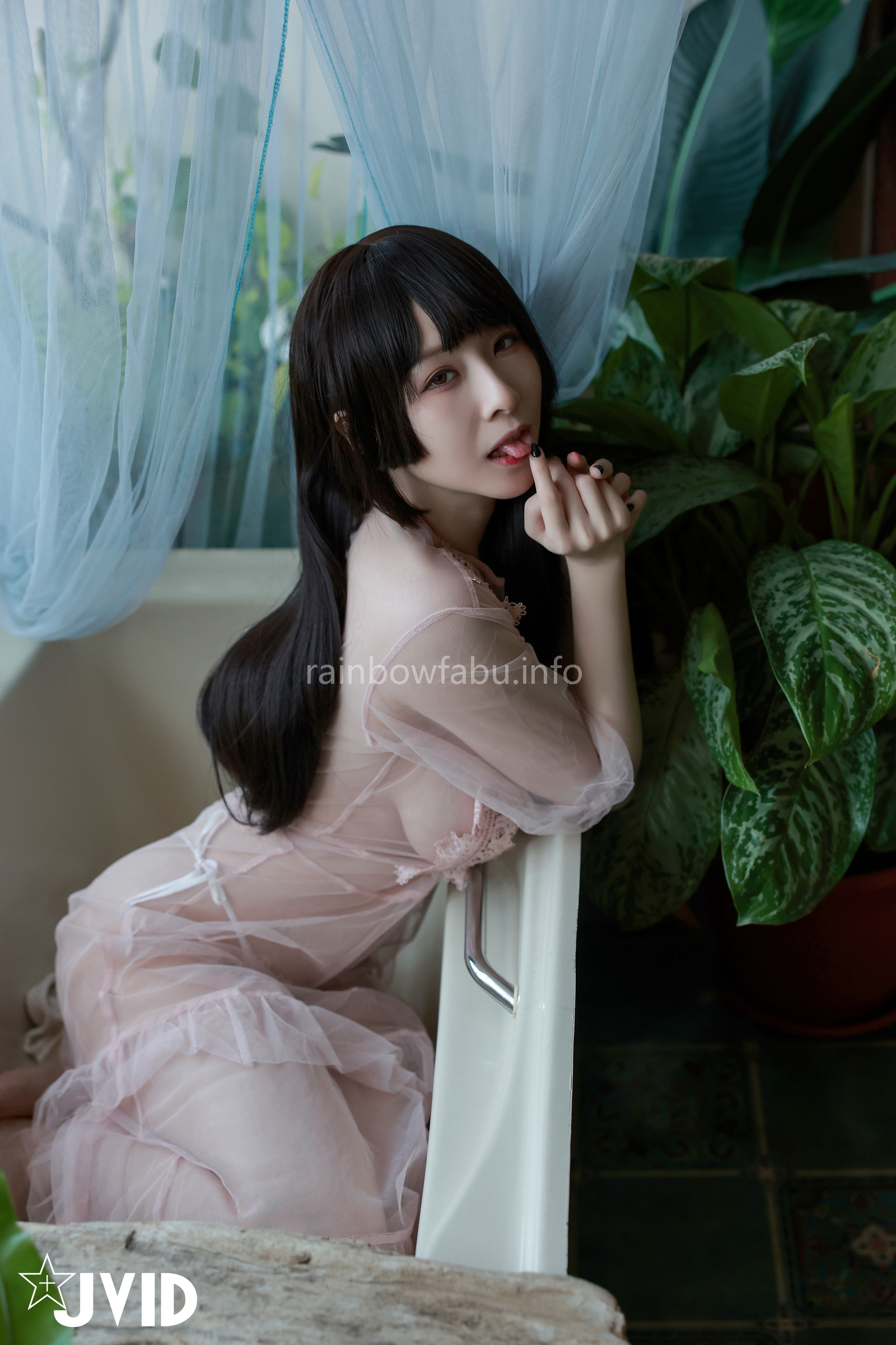[JVID] 黎菲兒 – 菲兒在花叢中蹦出誘人巨乳彈出渾圓翹臀。極限邊緣的挑逗