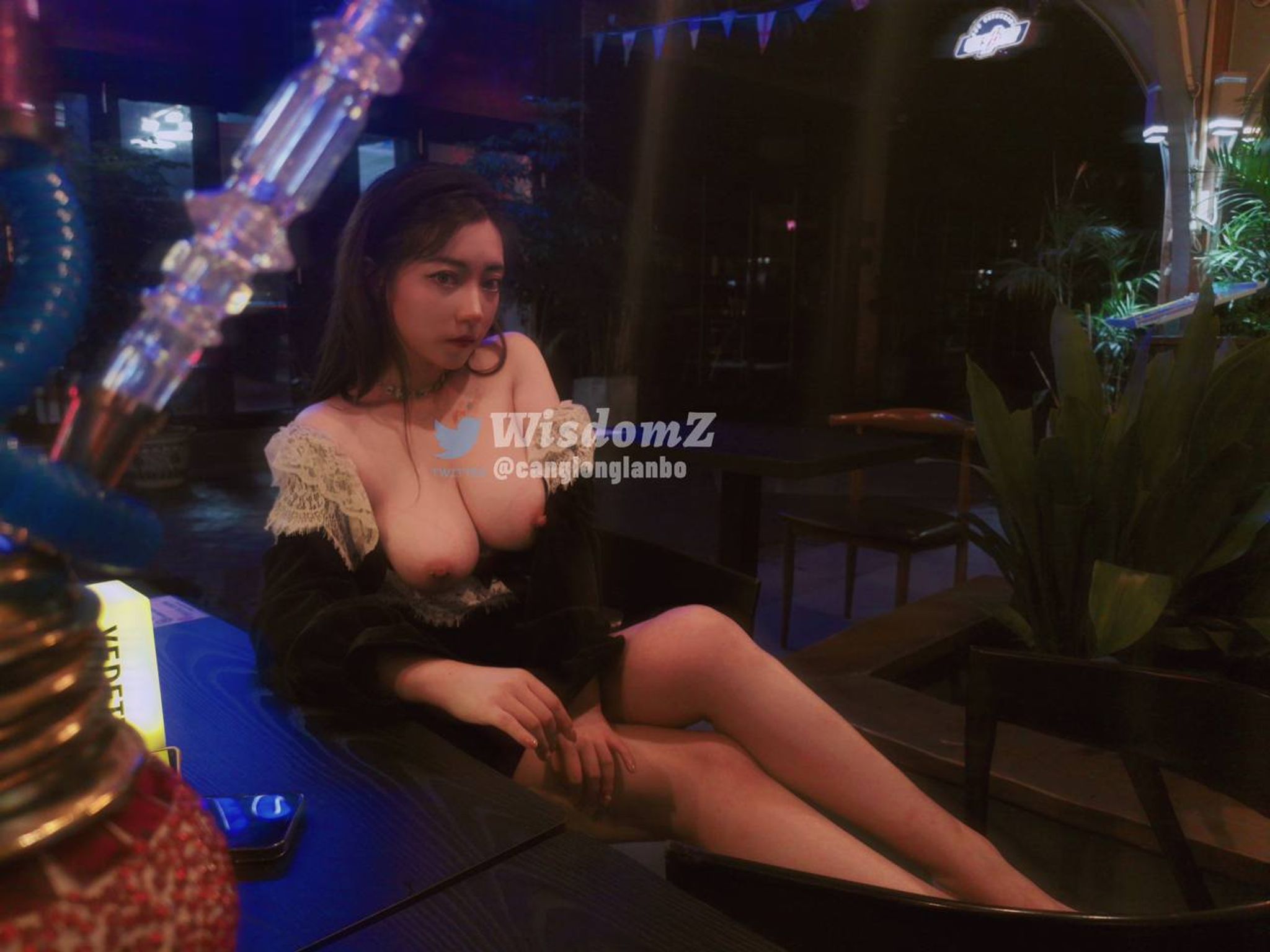 酒月： 极品巨乳 人前露出私拍