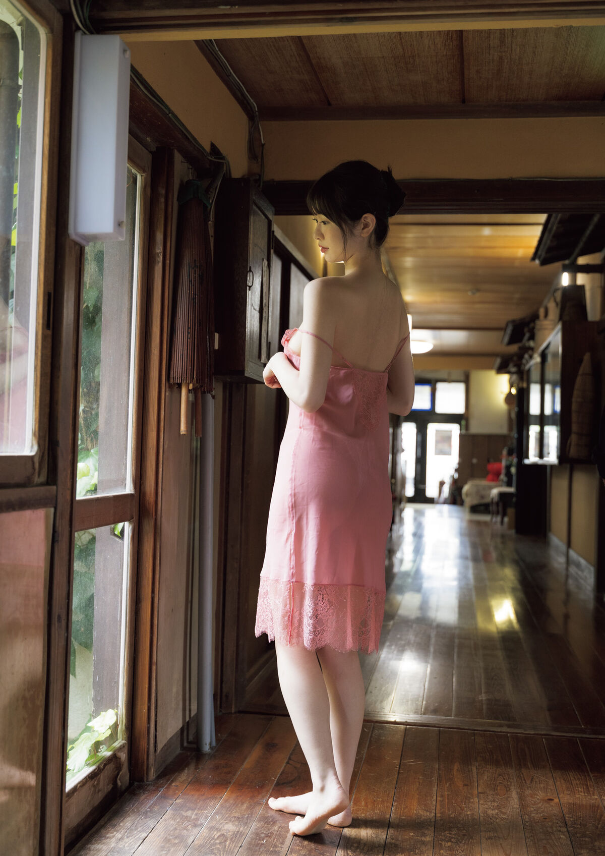 Emika Shirakami 白上咲花 - 写真集 Blooming