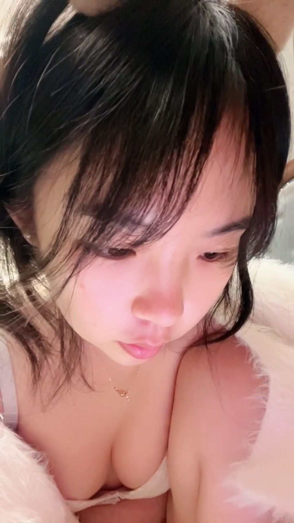 大屁股冉冉： 纯欲眼镜学妹 为情所困下海黄播