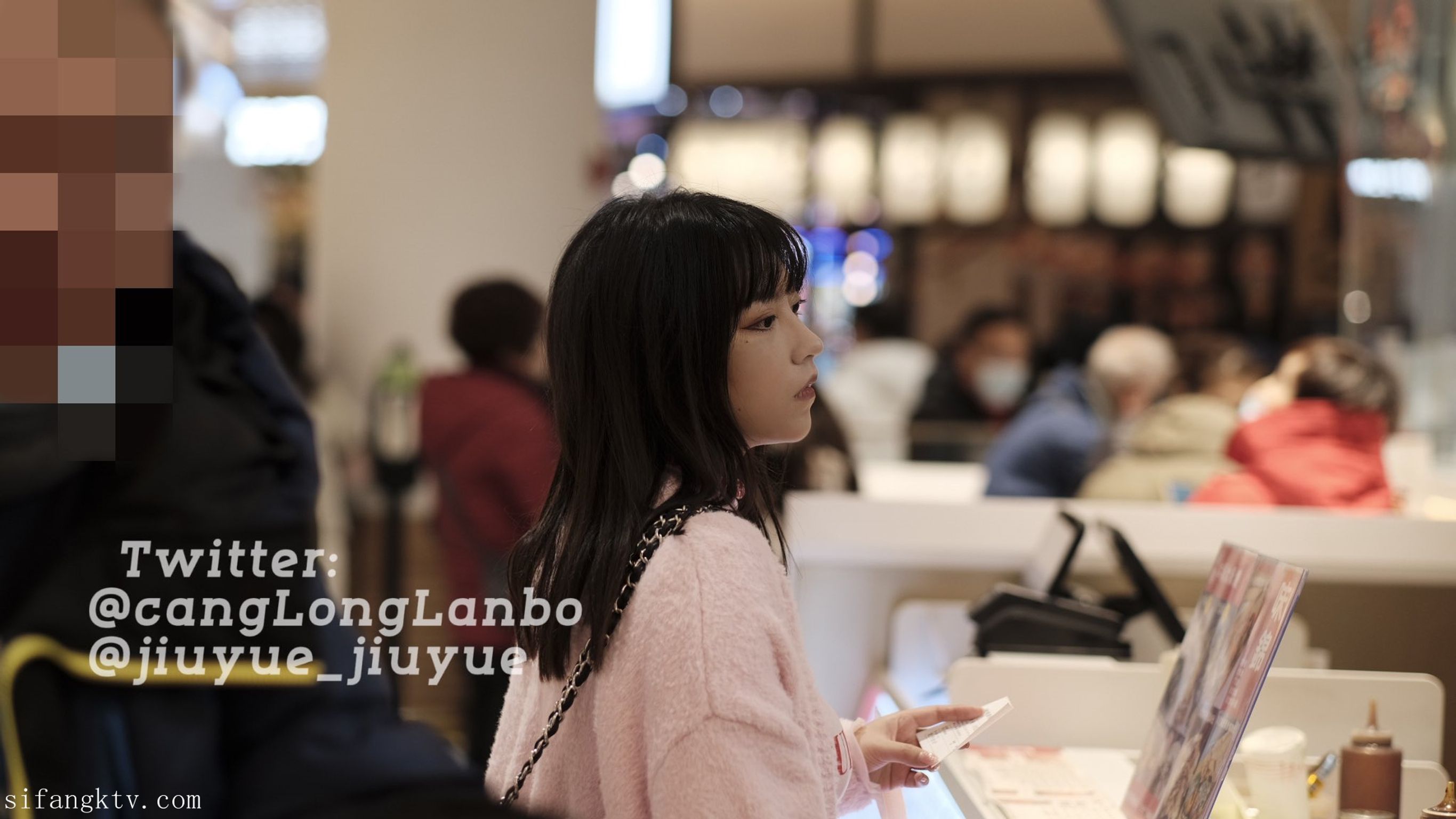 酒月： 极品巨乳 人前露出私拍