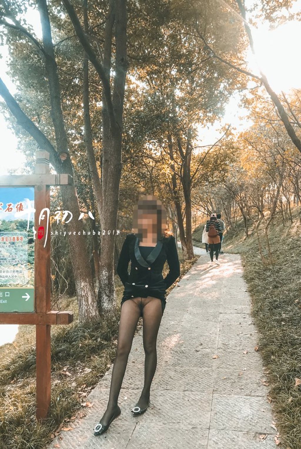 十月初八： 人前露出私拍合集