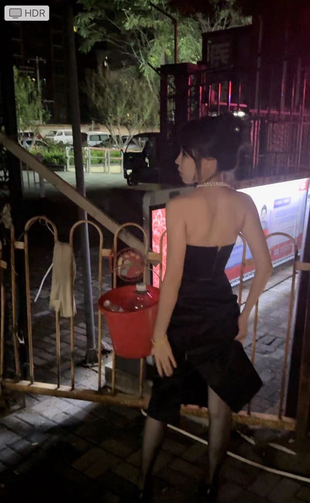 彤彤乖： 喜欢户外露出