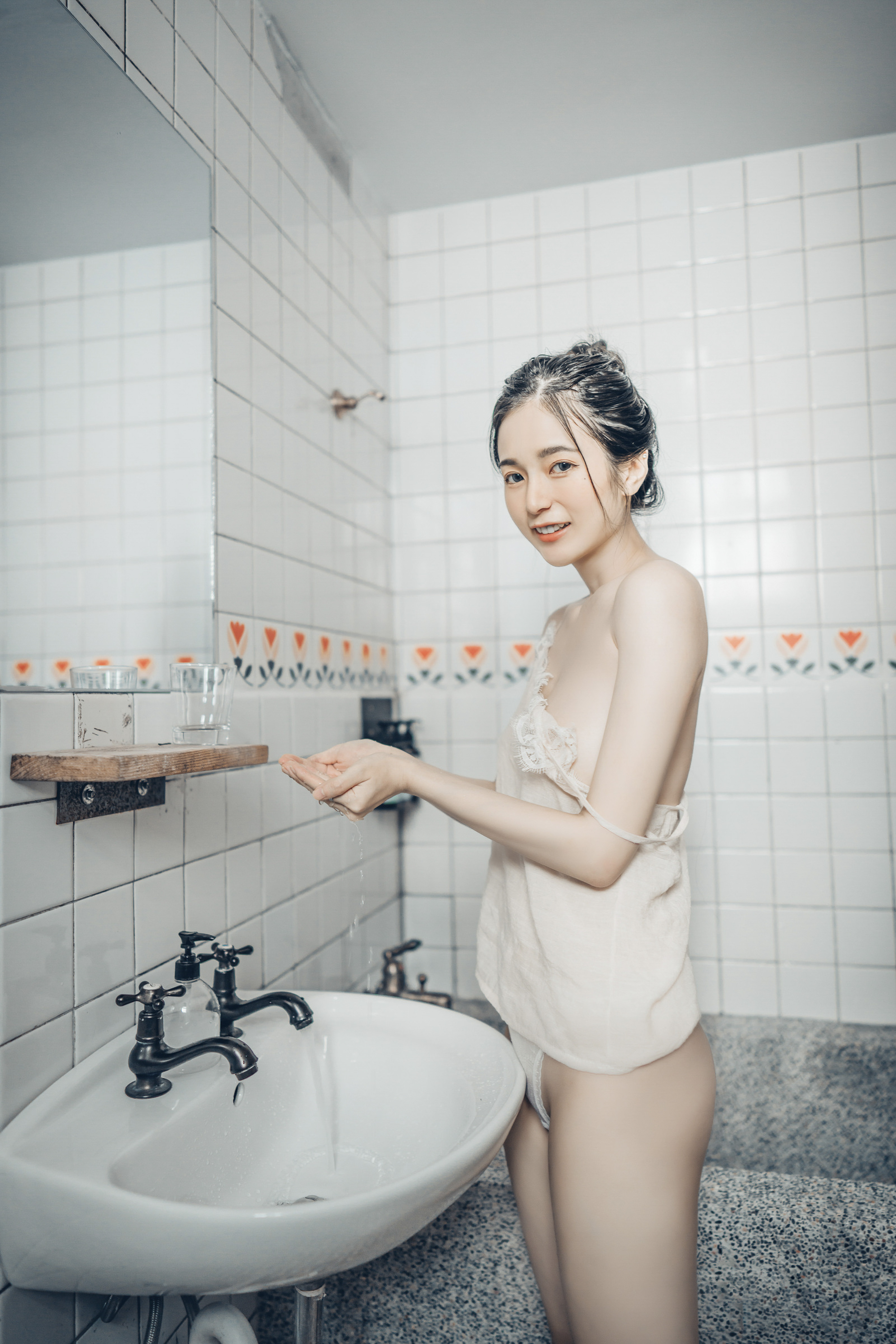 [JVID] 辰辰 – 终于约到女神泡汤-浴巾一直掉-最后不穿了直接拍