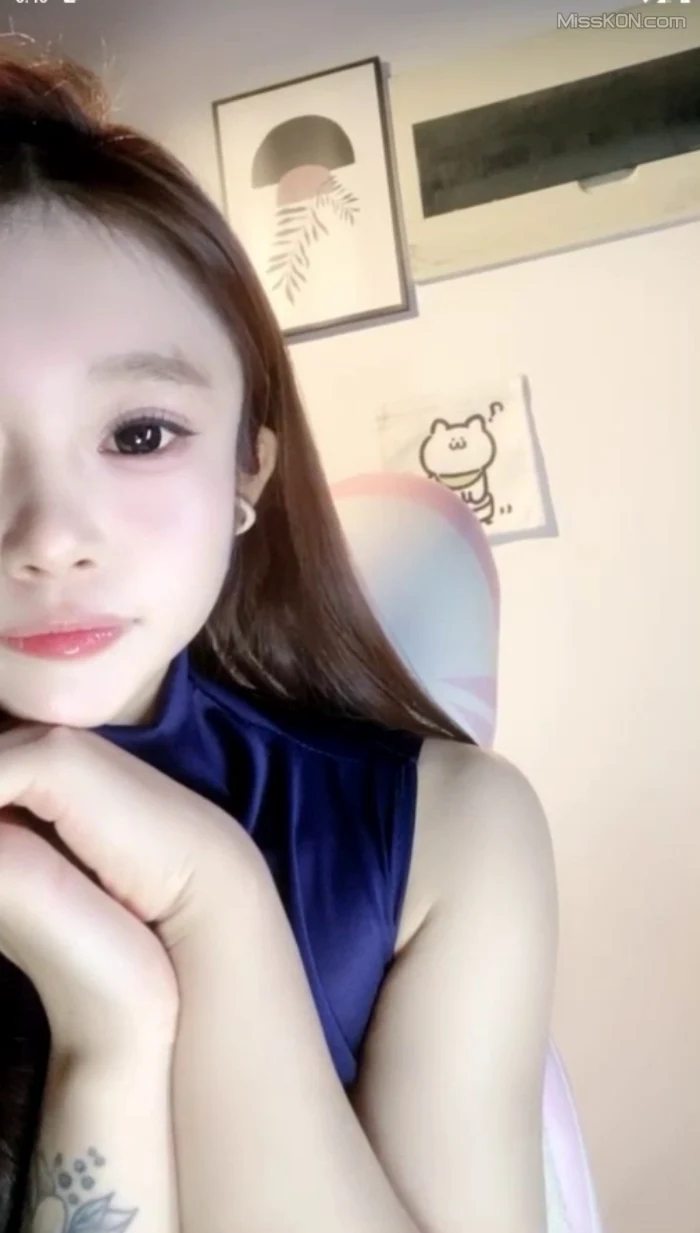 宝宝： 翘臀妹骚舞顶胯诱惑