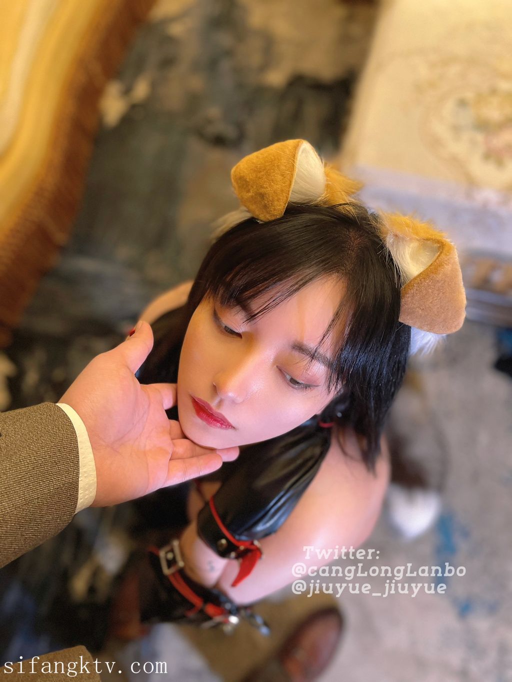 酒月： 极品巨乳 人前露出私拍