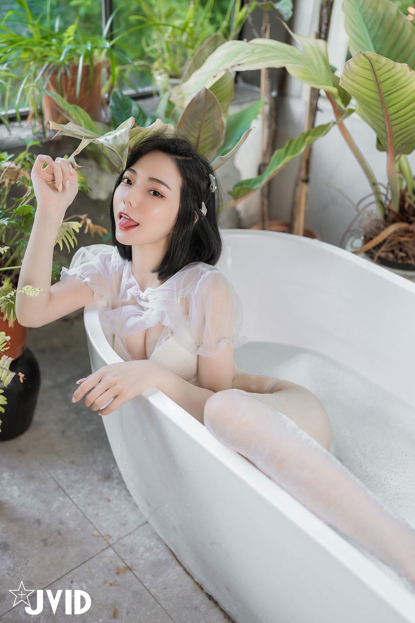 [JVID] 啾啾 – 誤闖莊園窺探心儀女神～啾啾 🛀 ～入浴反被誘惑勾引
