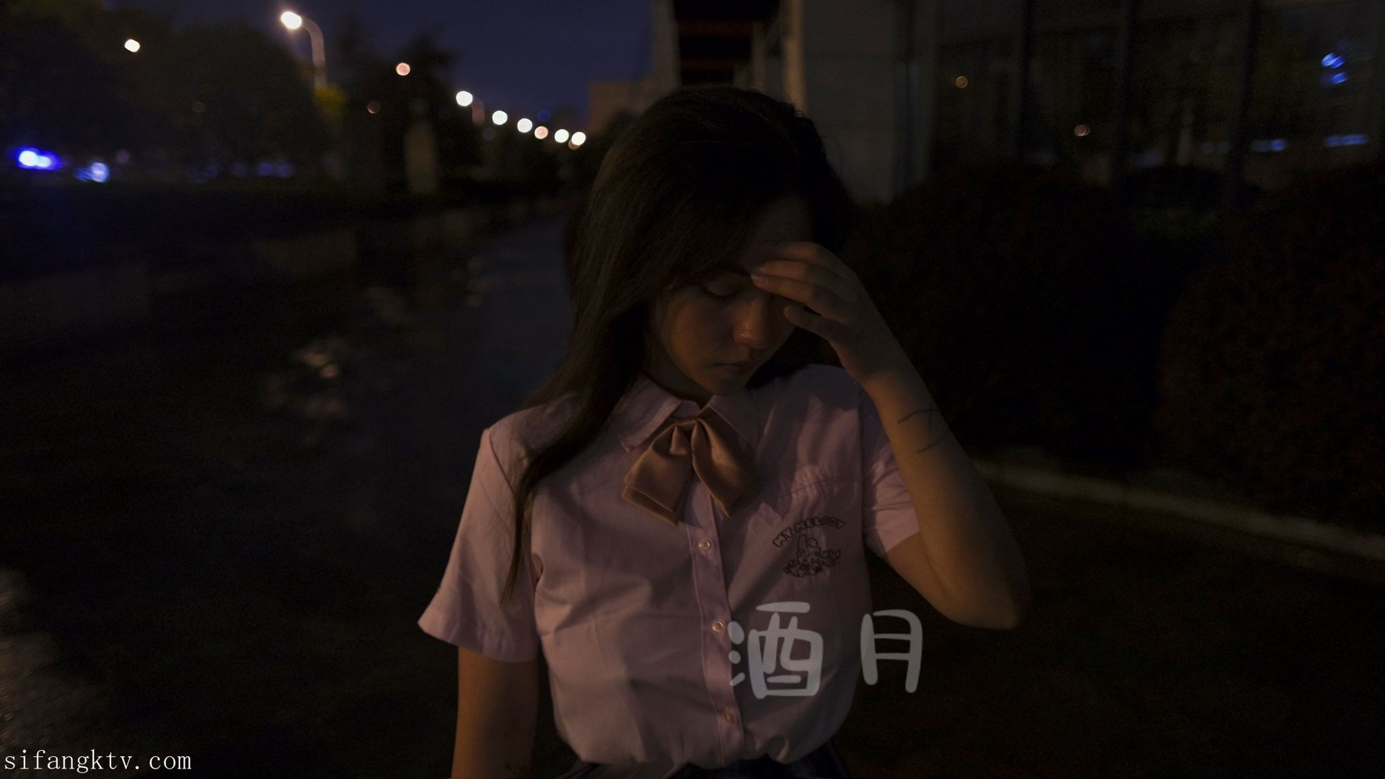 酒月： 极品巨乳 人前露出私拍