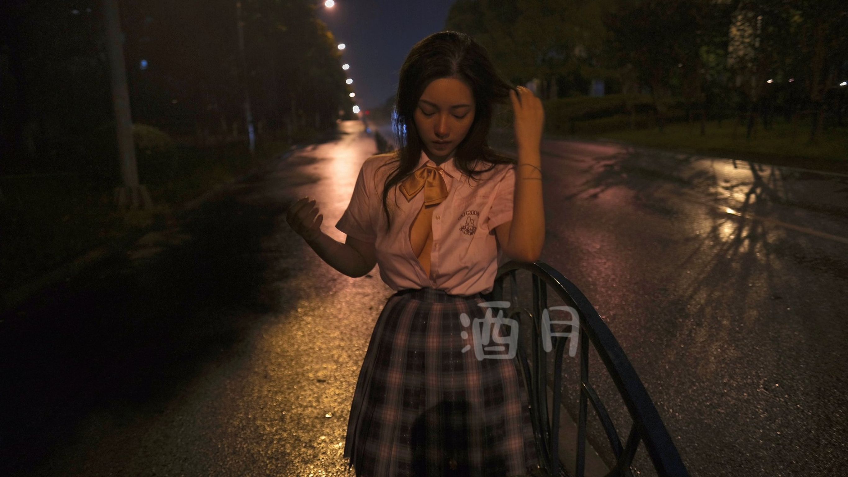 酒月： 极品巨乳 人前露出私拍