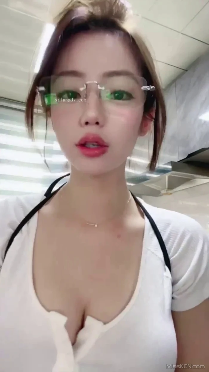 美美子Ya： 多彩随缘播外围 上下真空诱惑 道具喷水秀 #01