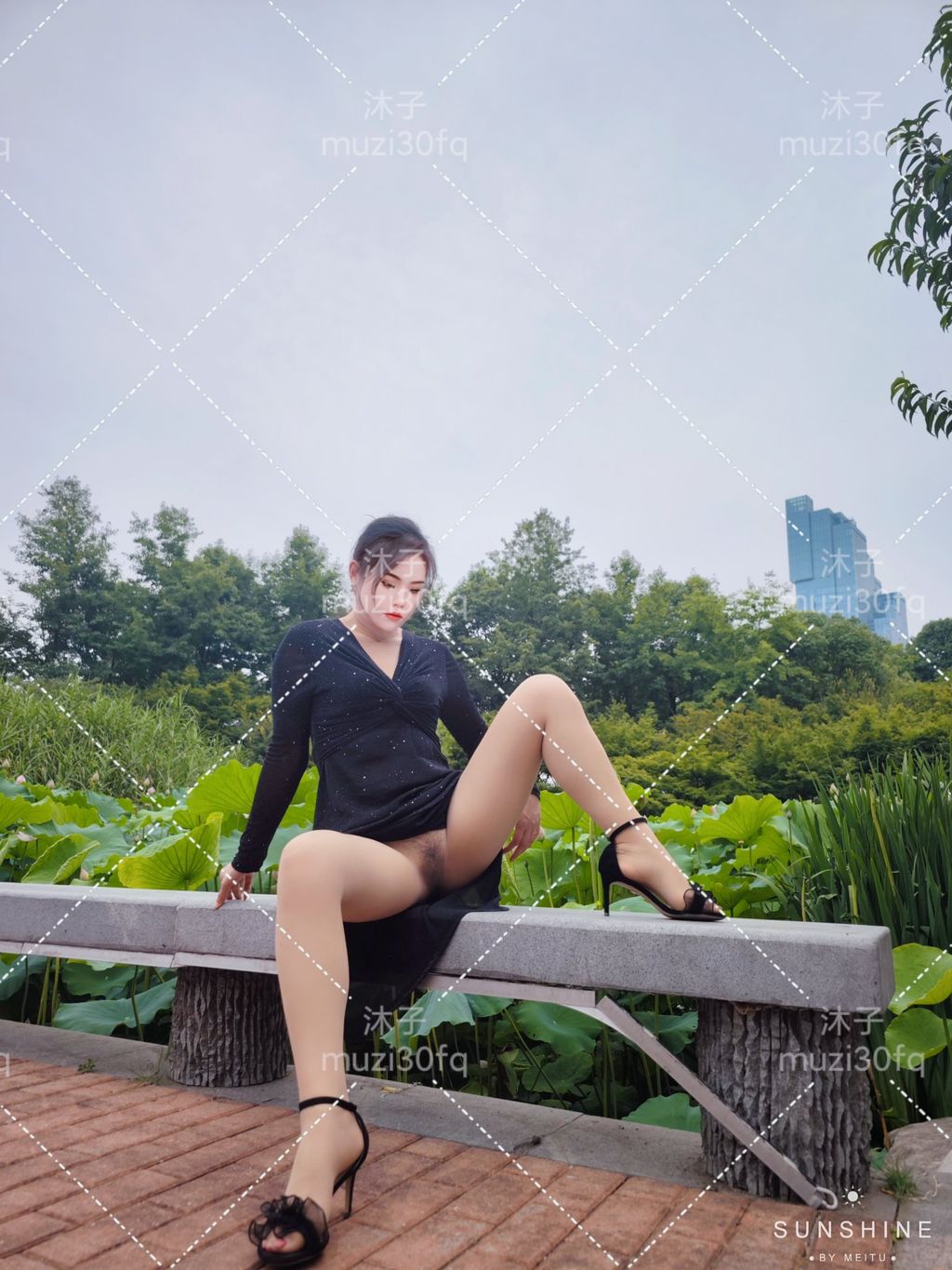 [OtherXXX] 沐子： 人前露出极品人妻
