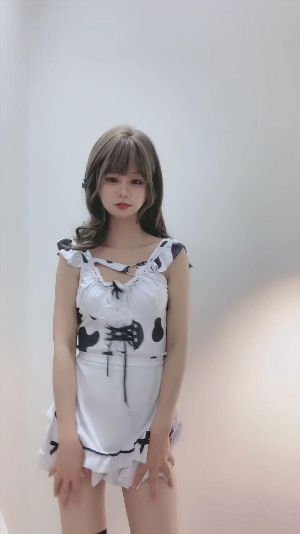 立定猫咪： 新晋女神裸舞 颜值一流 收费房道具秀