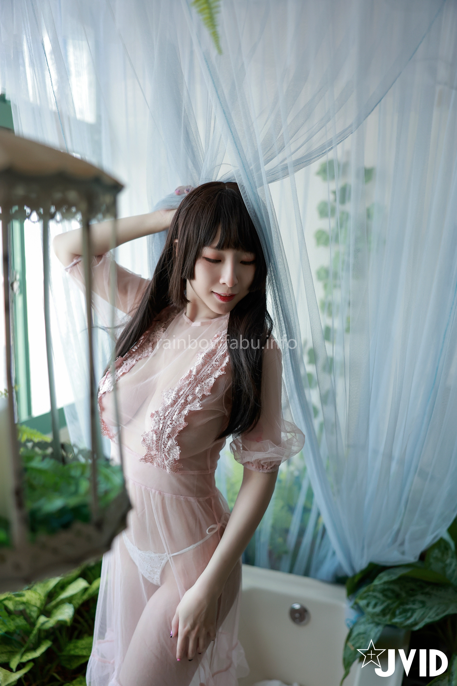 [JVID] 黎菲兒 – 菲兒在花叢中蹦出誘人巨乳彈出渾圓翹臀。極限邊緣的挑逗