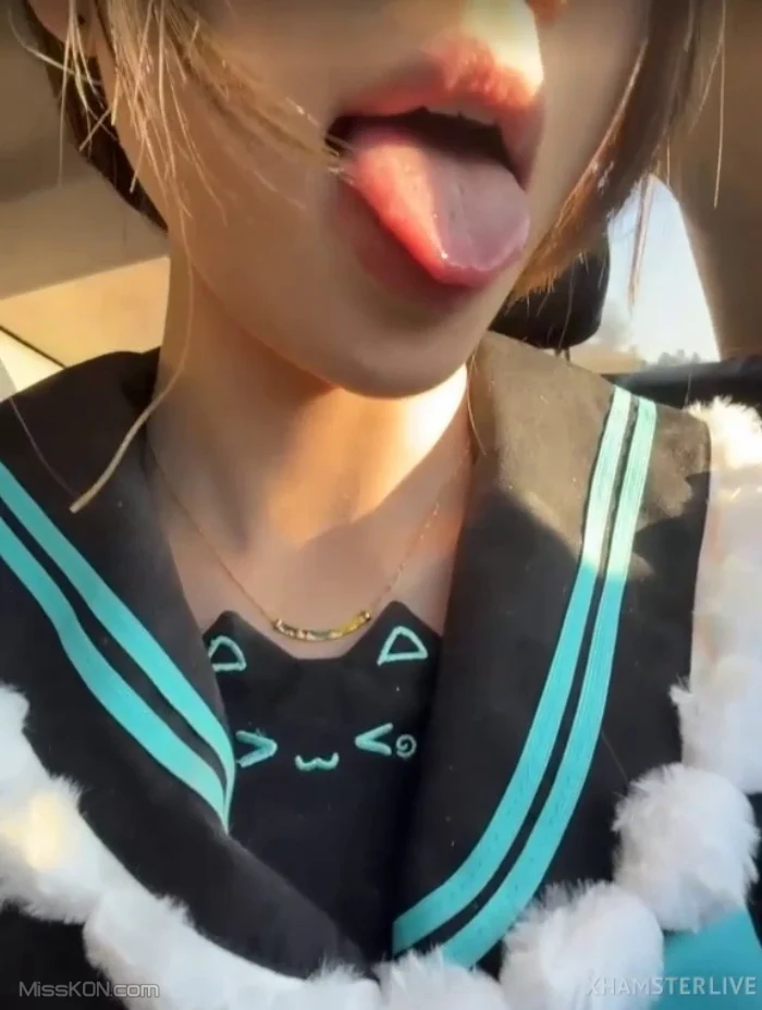 yiyi： 清纯美少女户外裸露