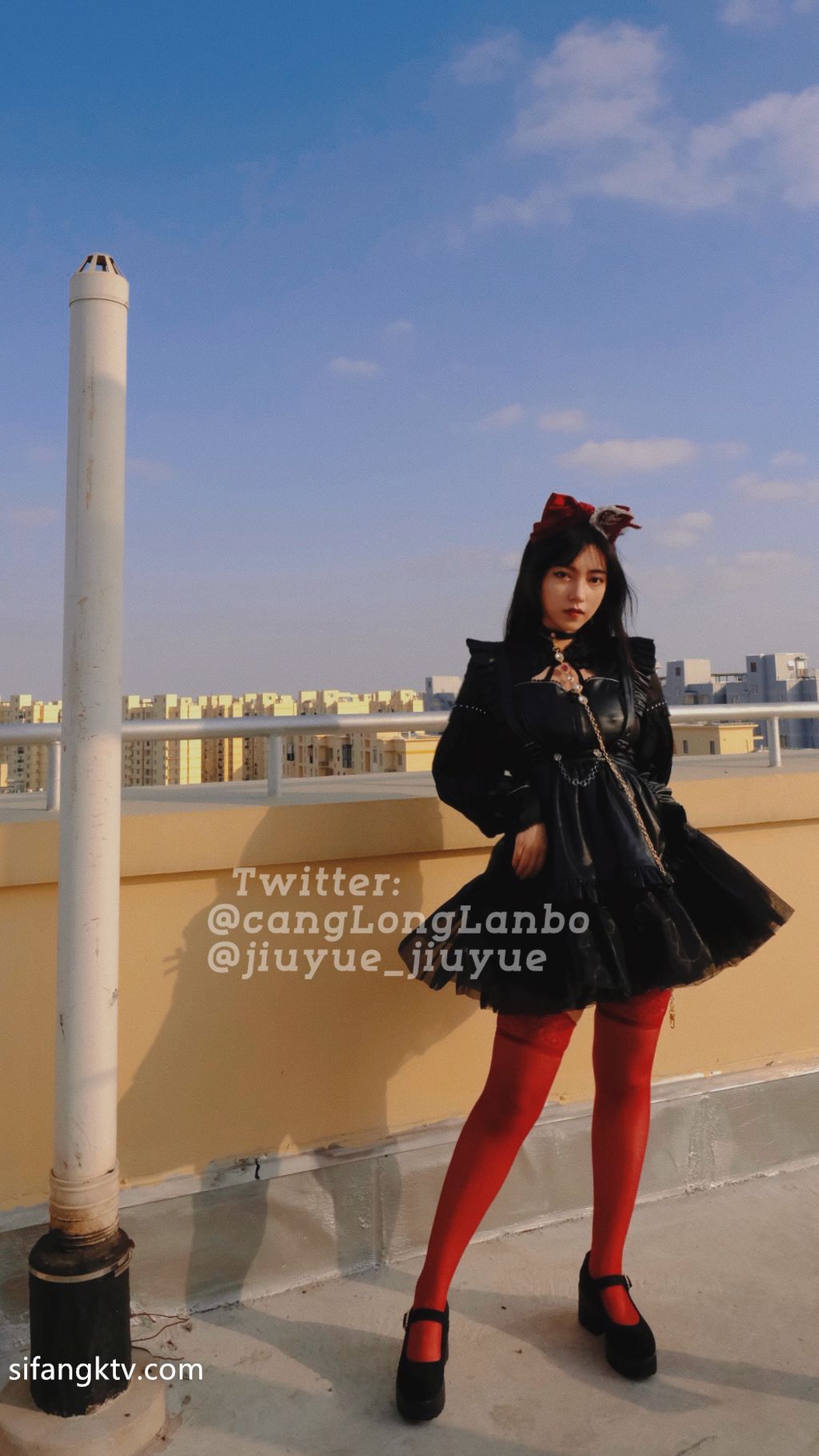 酒月： 极品巨乳 人前露出私拍