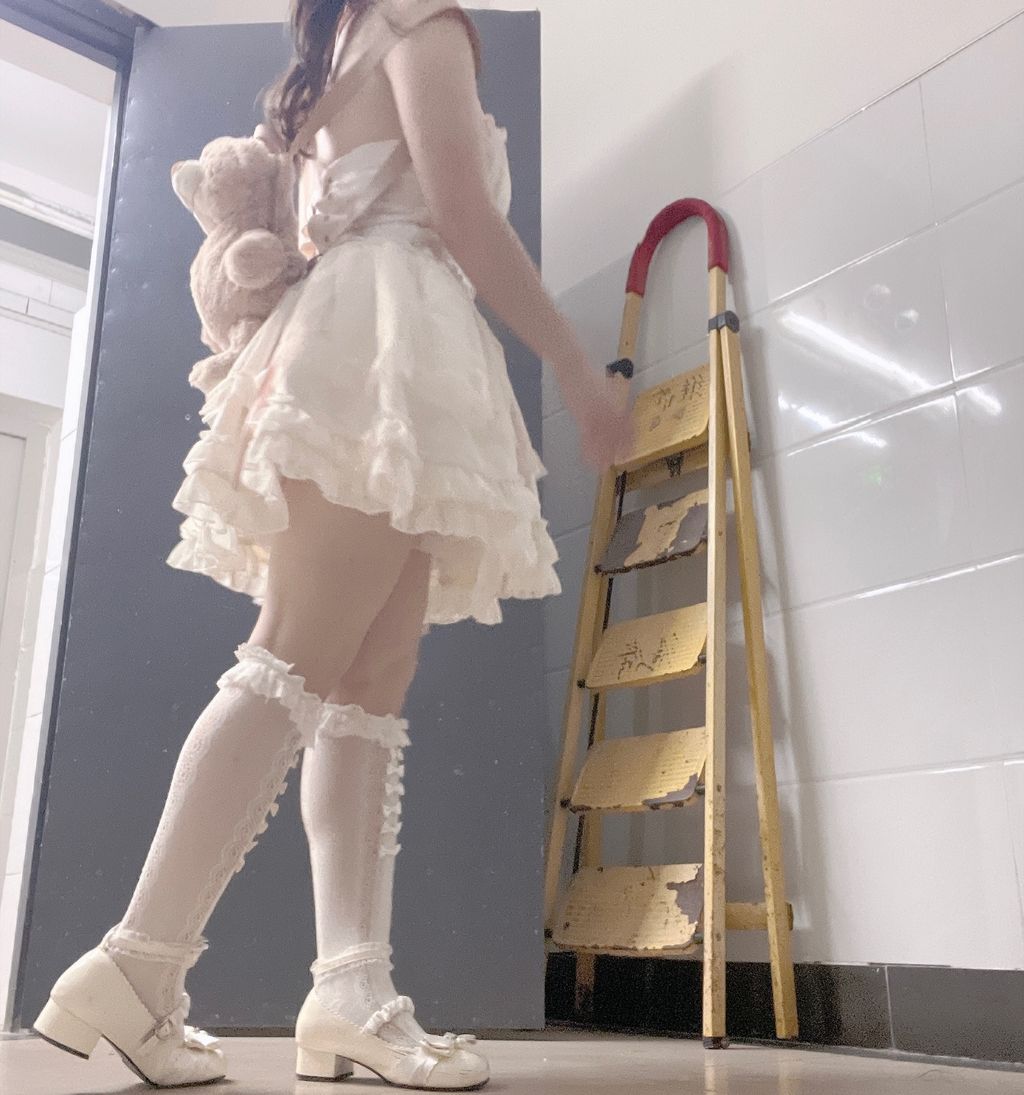 小坦克型女大学： 户外露出 漂亮学生妹私下极度反差 性瘾小母狗