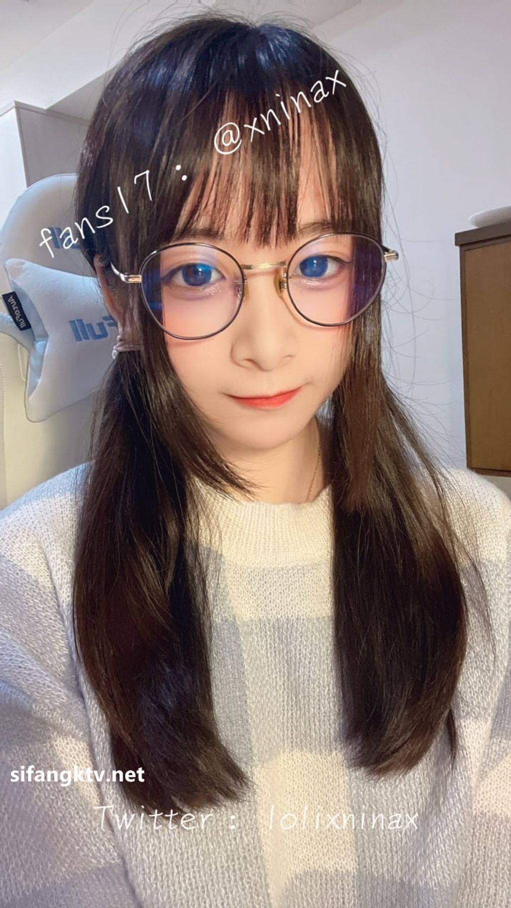 lolixnixax(小只马妮娜): 超级可爱的双马尾福利姬 #01 325 lolixnixax(小只马妮娜): 超级可爱的双马尾福利姬 #01