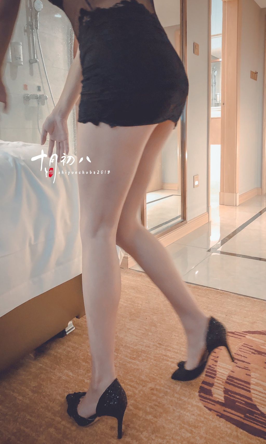 十月初八： 人前露出私拍合集