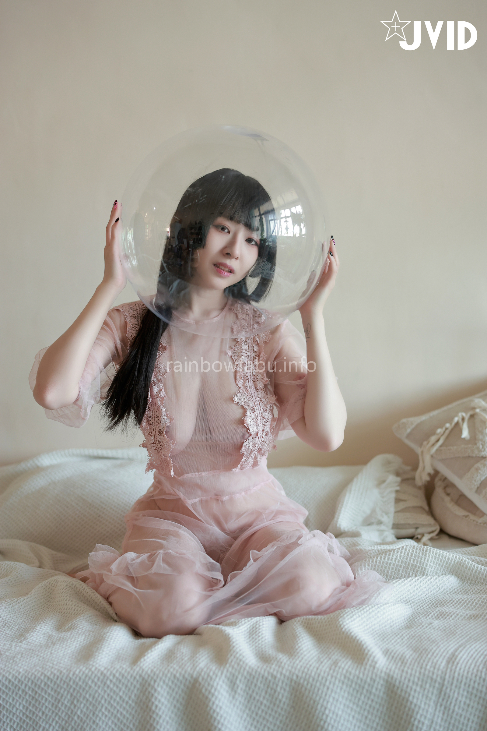 [JVID] 黎菲兒 – 菲兒在花叢中蹦出誘人巨乳彈出渾圓翹臀。極限邊緣的挑逗