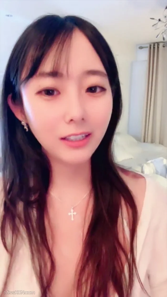 小灵儿： 丰满水嫩女神来袭 超大巨乳裸舞
