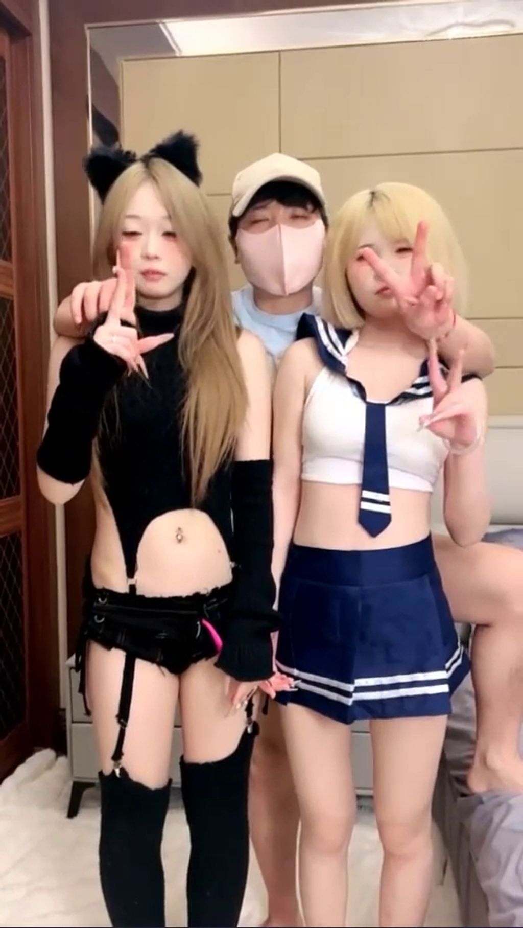 非常小美： 百分百不良可爱学妹 两位轮流演绎超赞