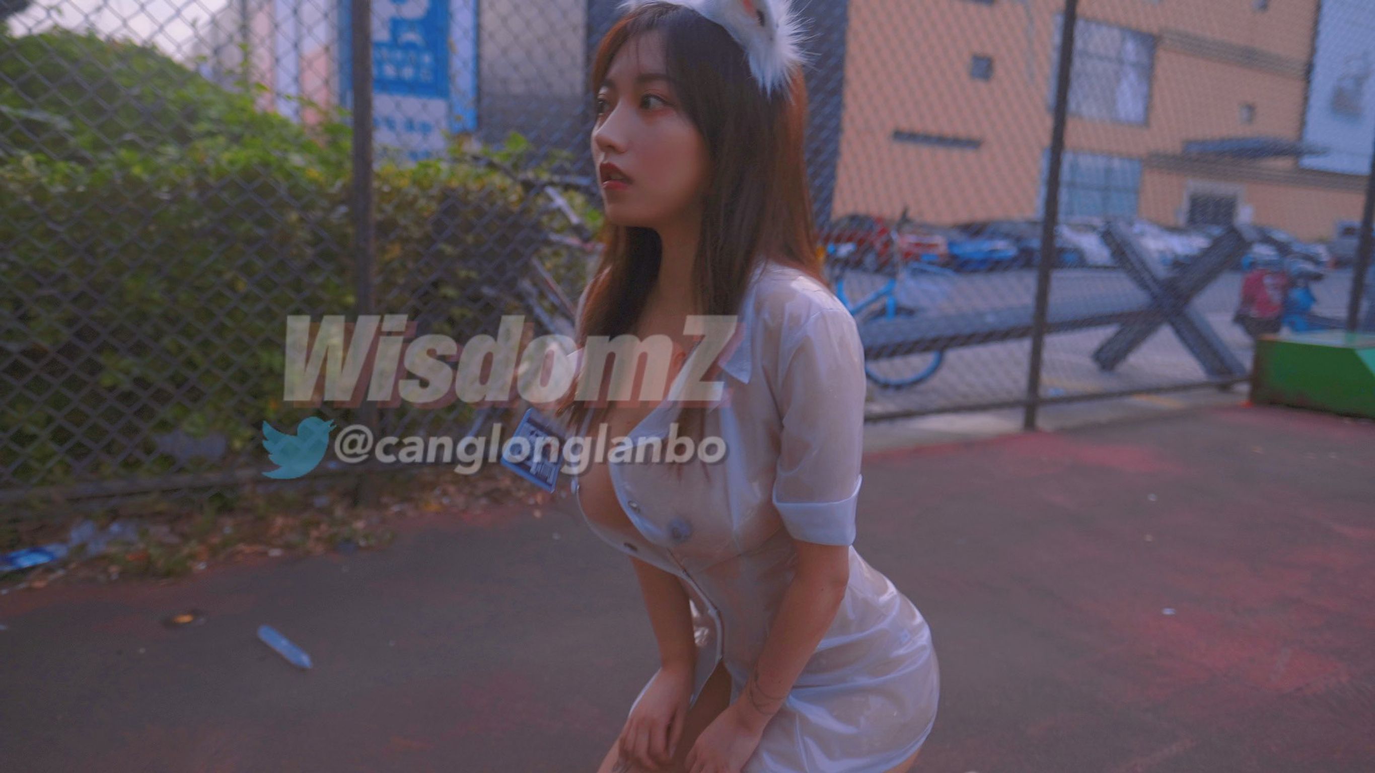 酒月： 极品巨乳 人前露出私拍