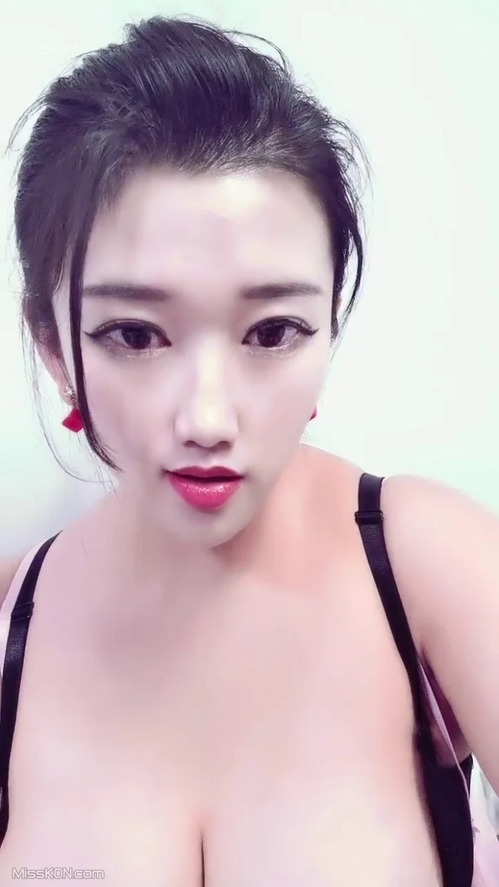 诗诗很大的: 新人巨乳美少女下海 24 诗诗很大的: 新人巨乳美少女下海