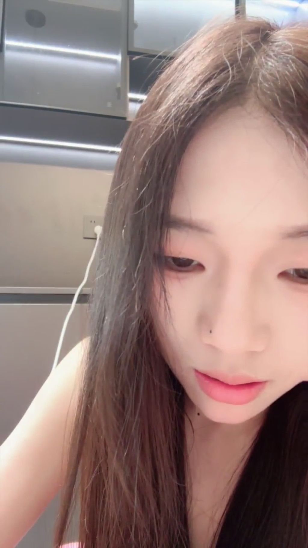 吧啦： 清纯少女下海 边跳边脱光光